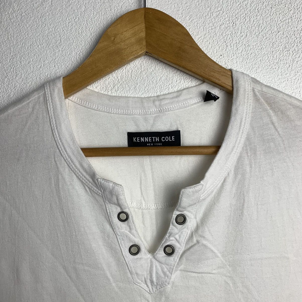 Designer × Kenneth Cole Kenneth Cole T-Shirt White V-Neck Size US L / EU 52-54 / 3 - 2 Thumbnail