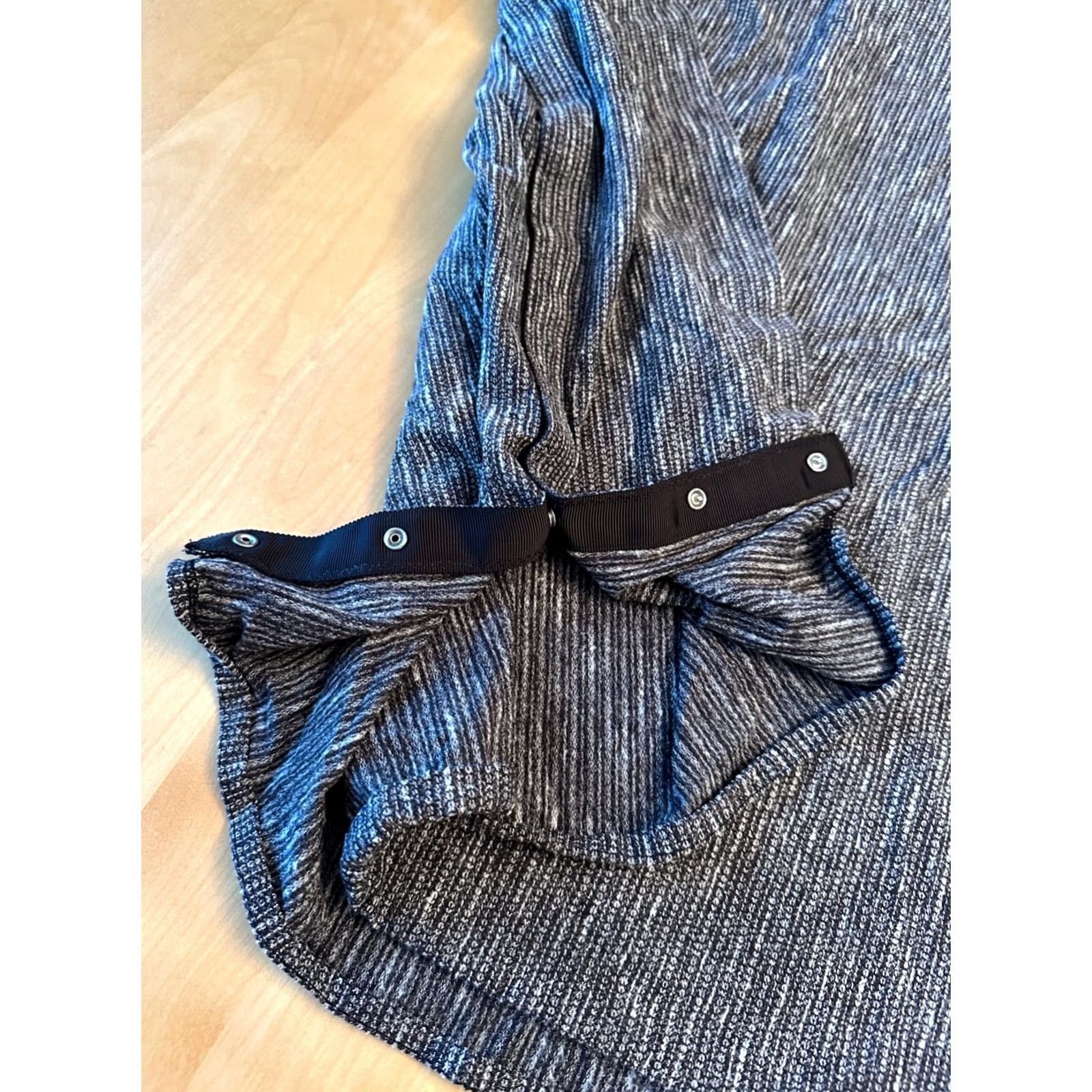 Lululemon LULULEMON INFINITY SNAP SCARF GREY BLACK Womens Size ONE SIZE - 6 Thumbnail