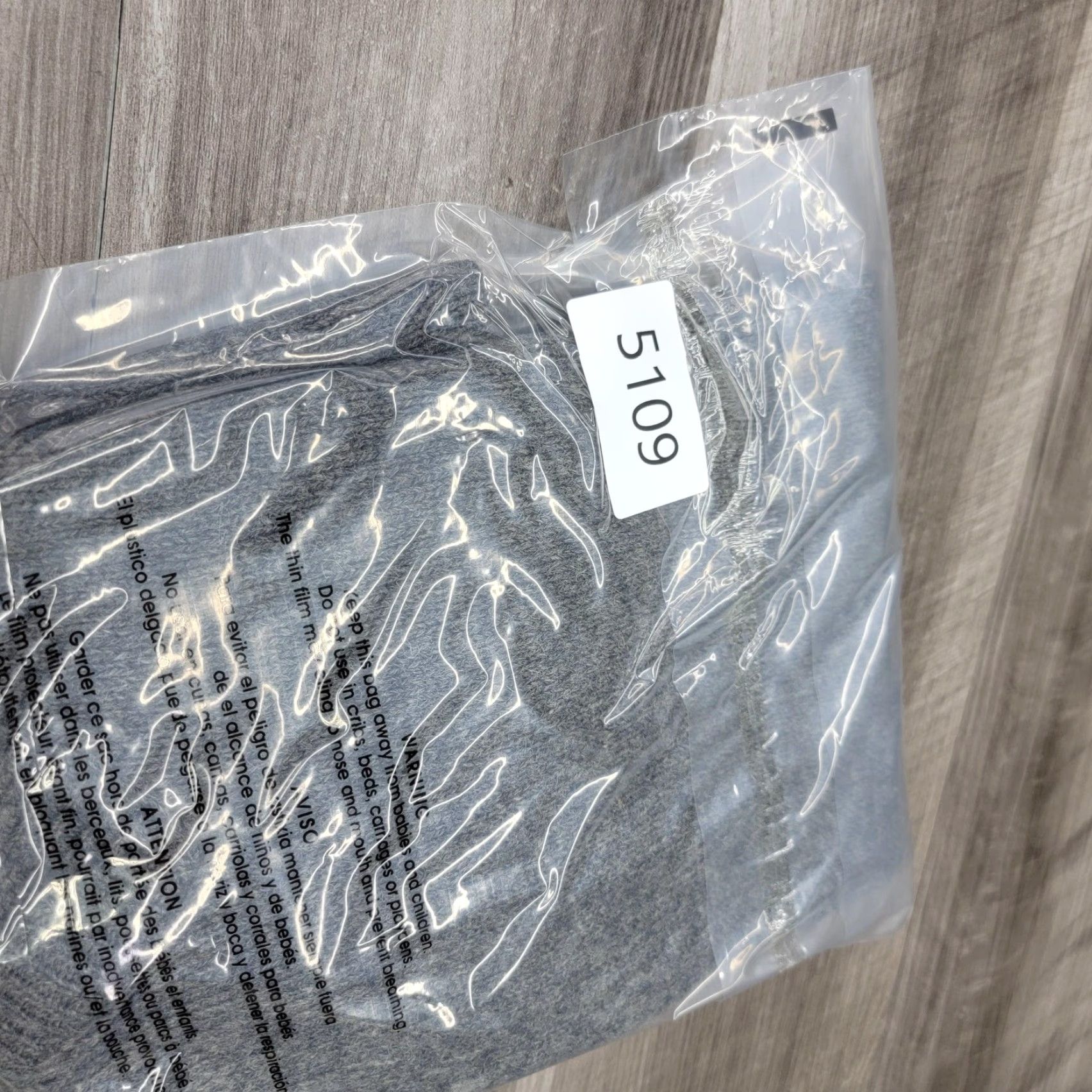 Jantzen Jantzen Sweater Vest Mens Large Gray V-Neck Knit Pullover Sleeveless Made In USA V-Neck Pullover Vest Casual Winter Knit Mens Large Gray Vest Size US L / EU 52-54 / 3 - 7 Thumbnail