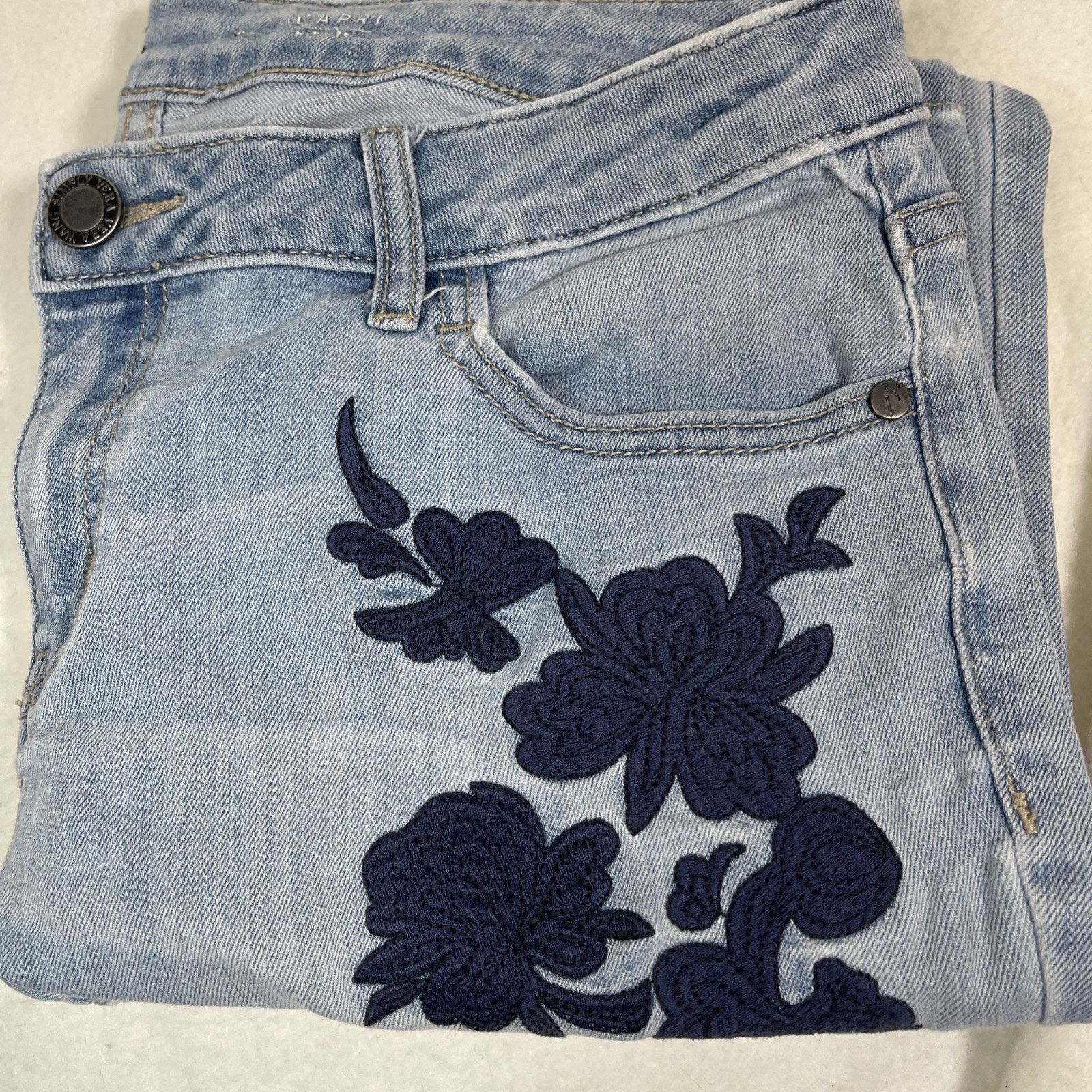 Vera Wang Vera Wang Mid Rise Capri Jeans Women 6 Blue Appliqué Capri Size 28" / US 6 / IT 42 - 6 Thumbnail