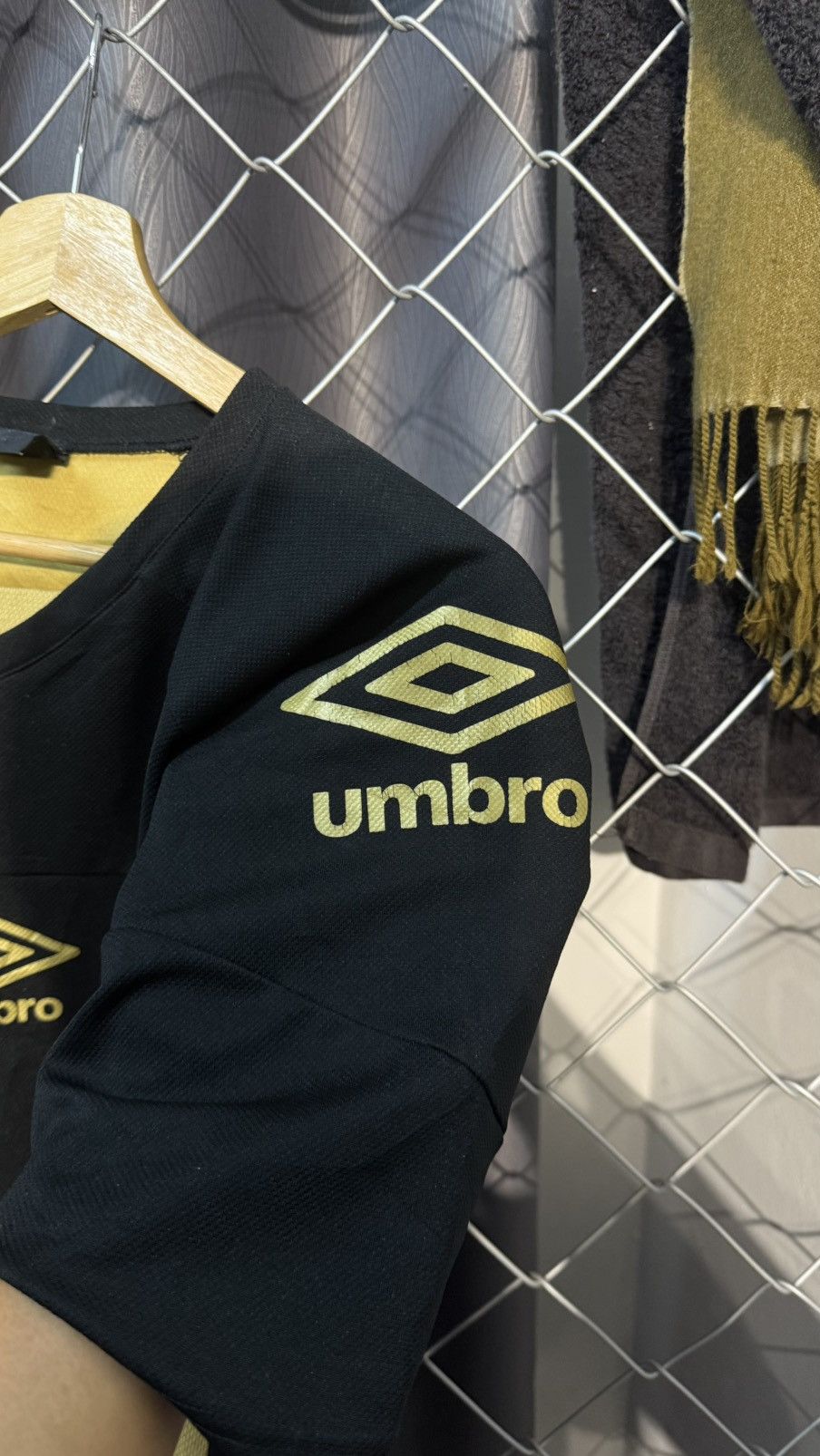 Umbro UMBRO CENTER 3 LOGO JERSEY V NECK Size US L / EU 52-54 / 3 - 4 Thumbnail