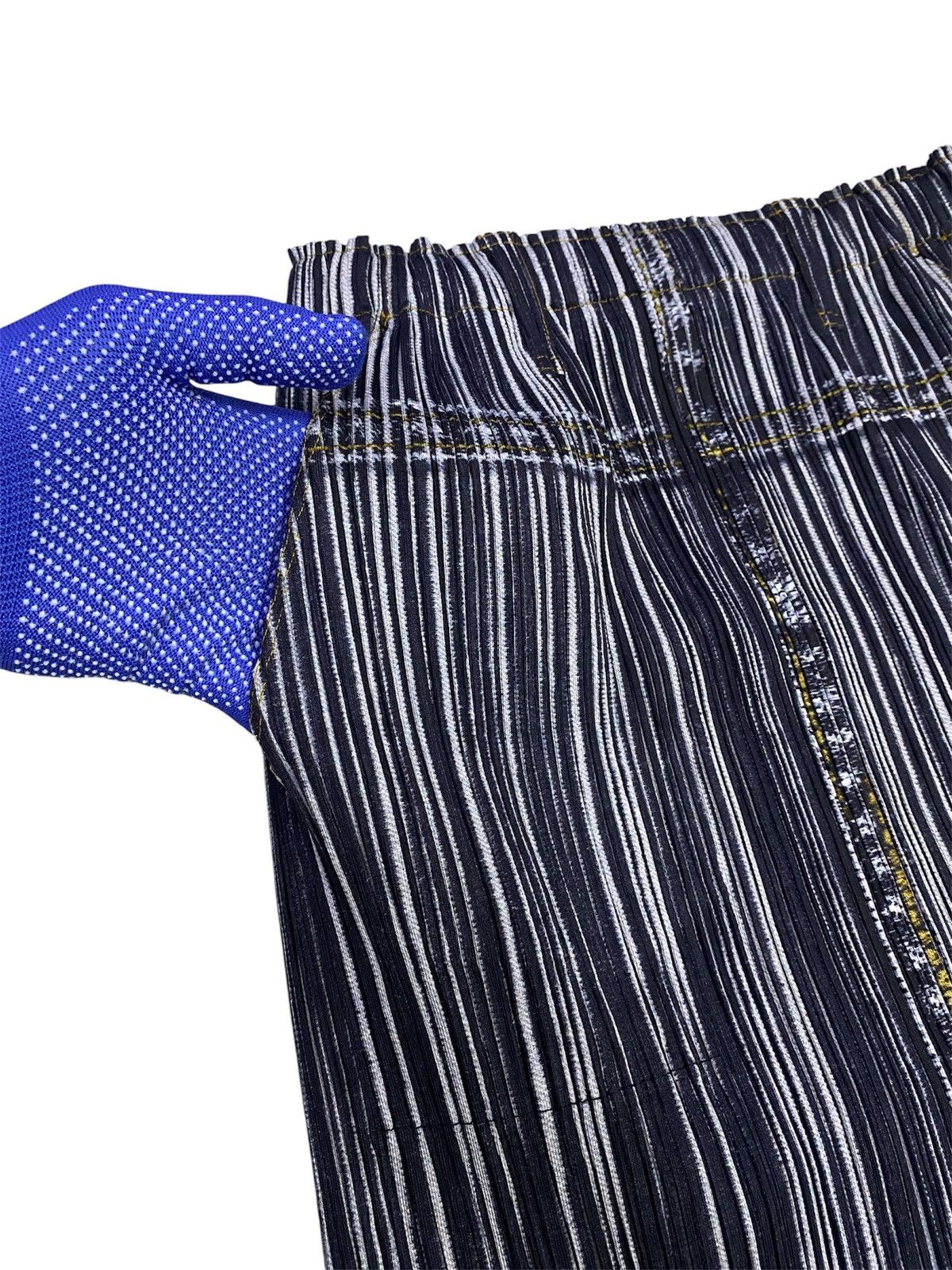 Pleats Please Issey Miyake Pleats Please Denim Patterned Pleated Midi Skirt Size 30" / US 8 / IT 44 - 6 Thumbnail