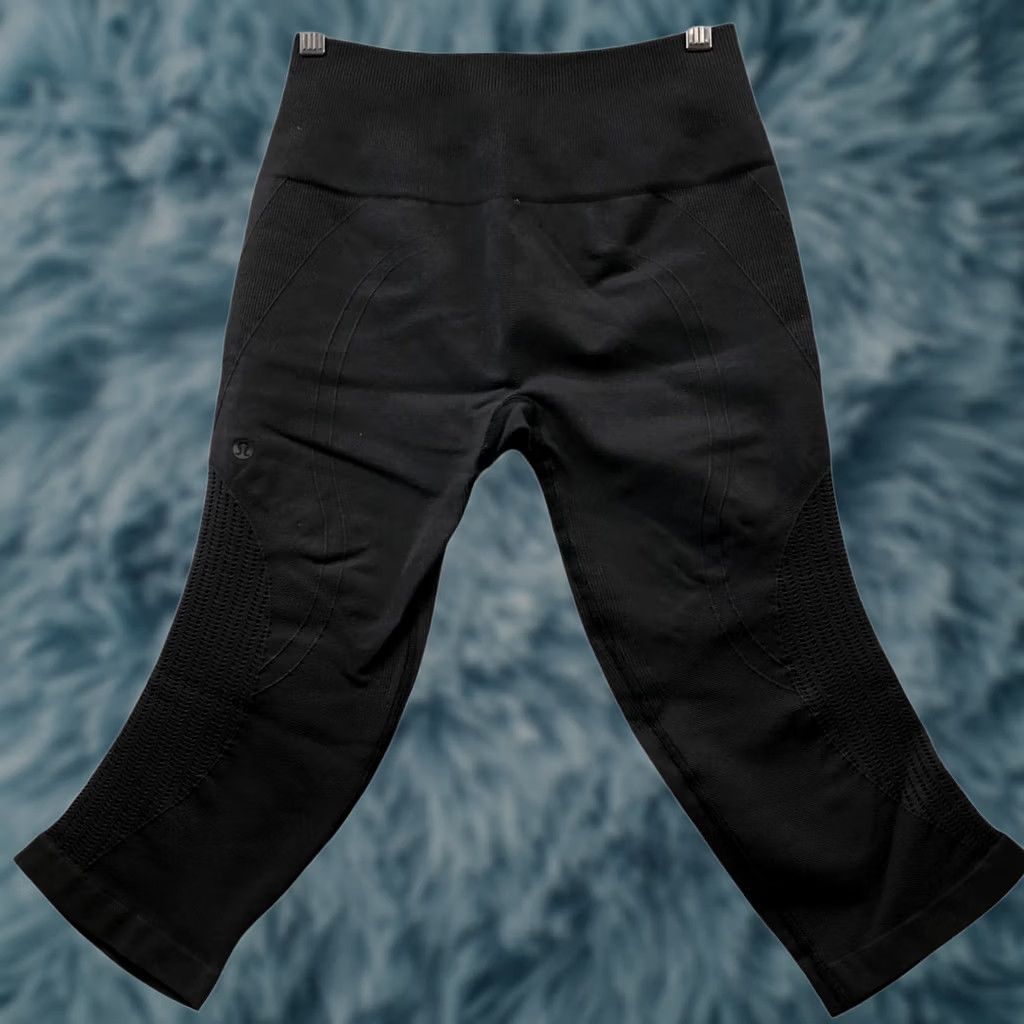 Lululemon Lululemon In The Flow Crop Leggings Women XS Seamless Black High Rise Ruched Canvas Style Cropped Activewear Size 26" / US 2 / IT 38 - 1 Thumbnail