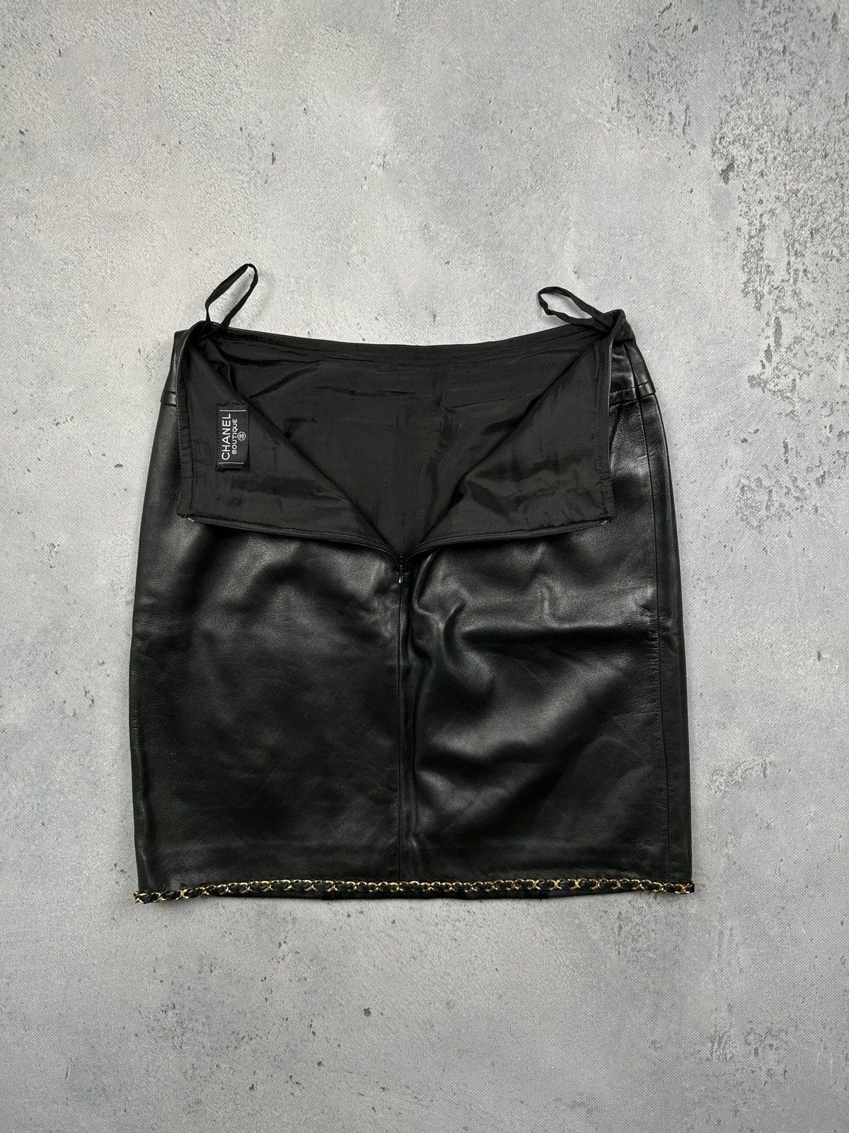 Chanel Vintage Chanel Boutique Black Leather Skirt Gold Chain Trim Size 28" / US 6 / IT 42 - 5 Thumbnail