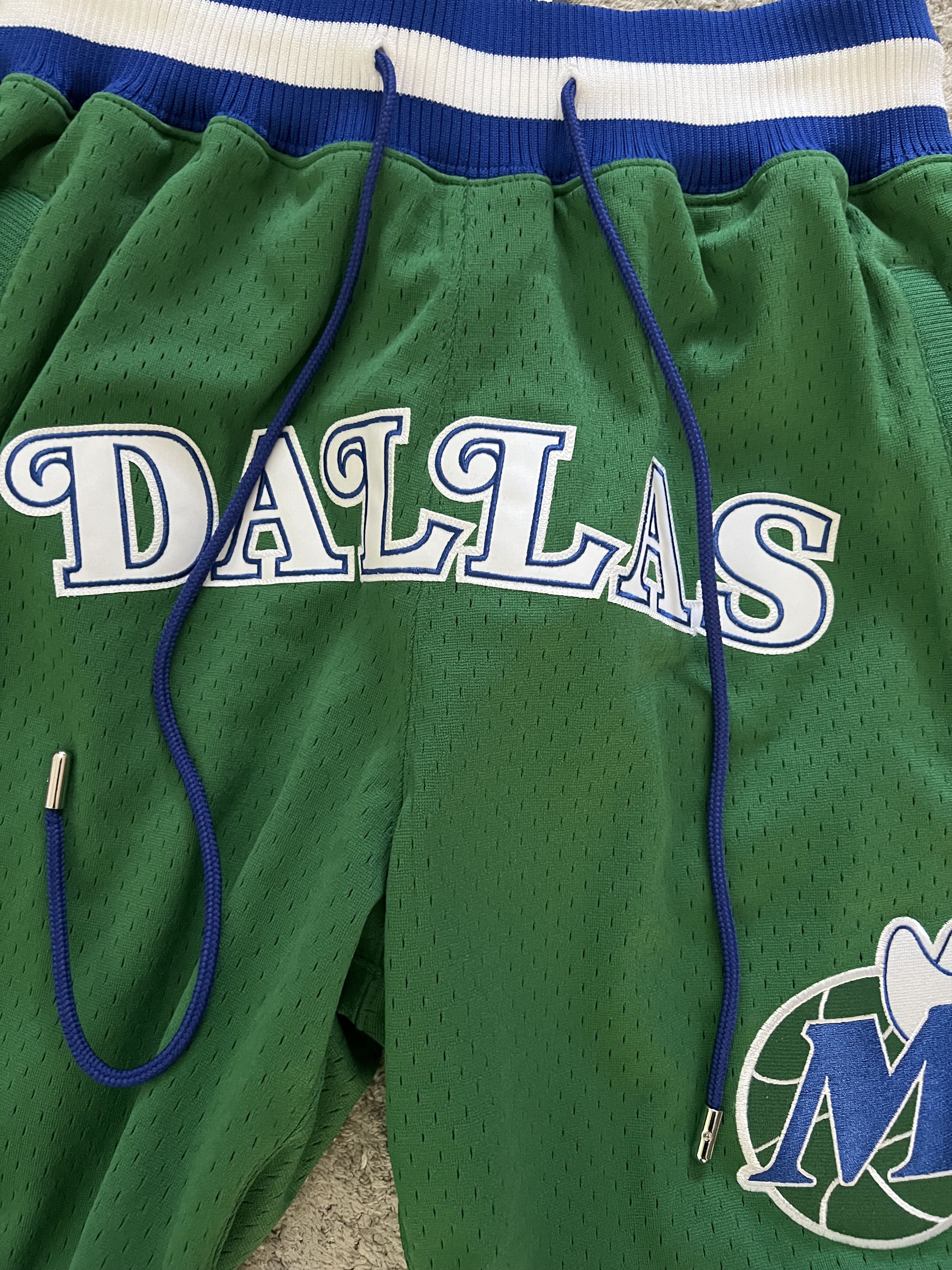 Just Don × Mitchell & Ness Dallas Mavericks 1981-82 NBA Just Don Mitchell & Ness Shorts Size US 30 / EU 46 - 2 Thumbnail