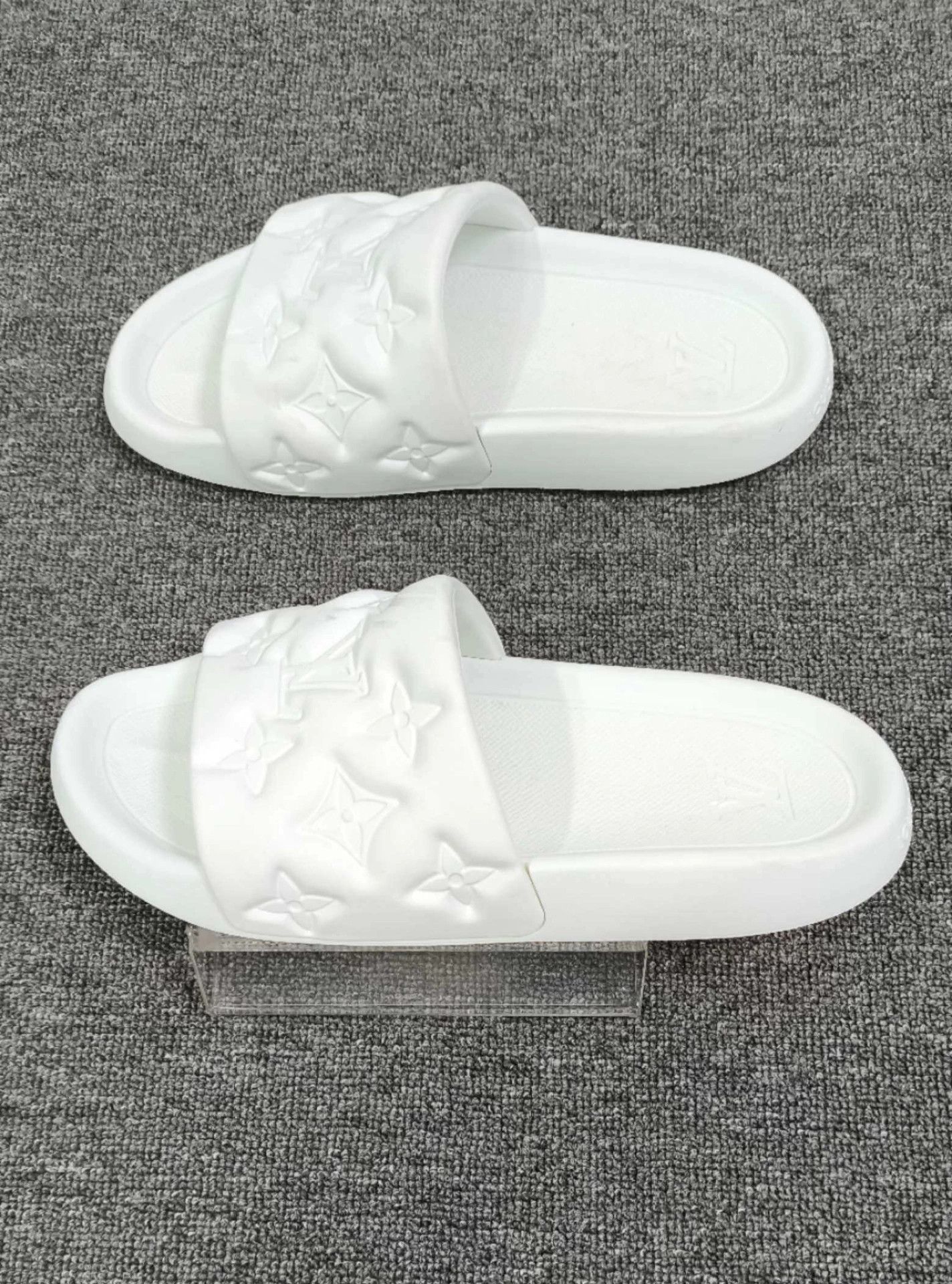 Louis Vuitton LV white embossed logo slipper size 42 Size US 9 / EU 42 - 4 Thumbnail
