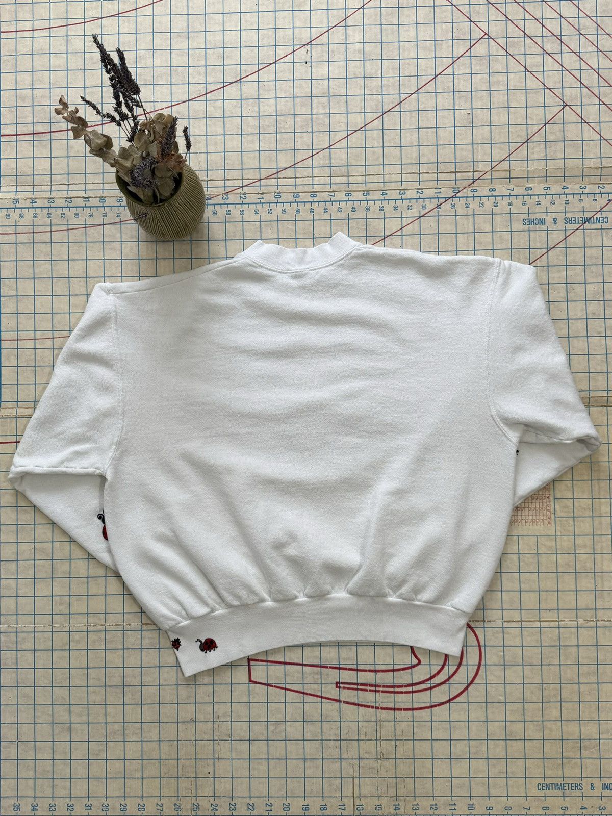 Disney × Mickey Mouse × Vintage Vintage Mickey Mouse Ladybug Crewneck Boxy Large White Size US L / EU 52-54 / 3 - 6 Thumbnail