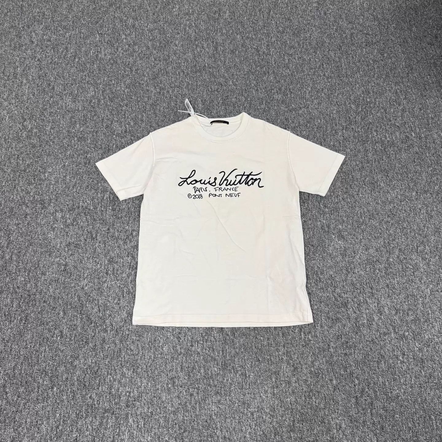 Louis Vuitton LV Cursive Embroidered Logo on Chest Tee M 99 New Size US M / EU 48-50 / 2 - 1 Thumbnail