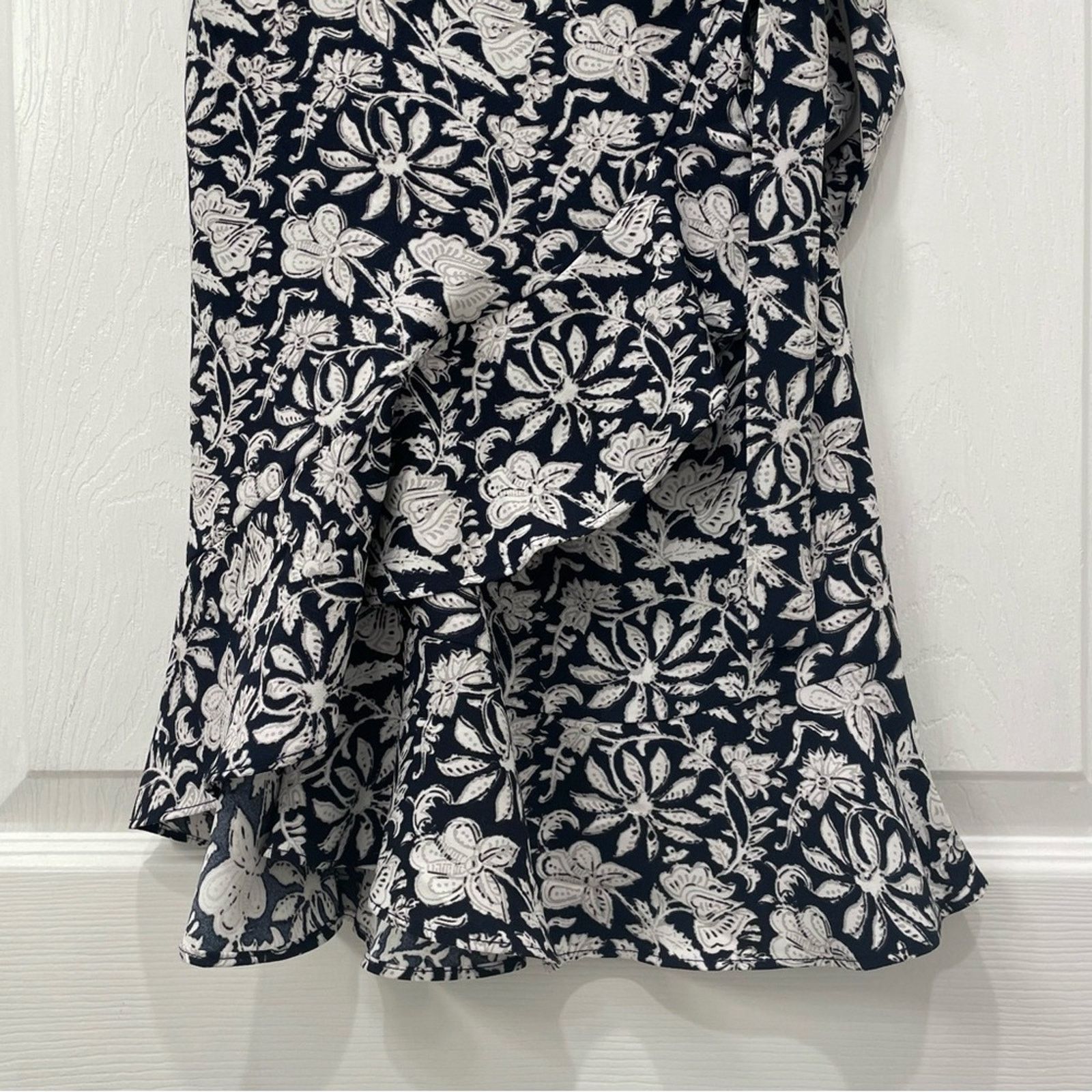 Loft Ann Taylor LOFT Floral Wrap Dress with Ruffle V Neck XS Size XS / US 0-2 / IT 36-38 - 5 Thumbnail