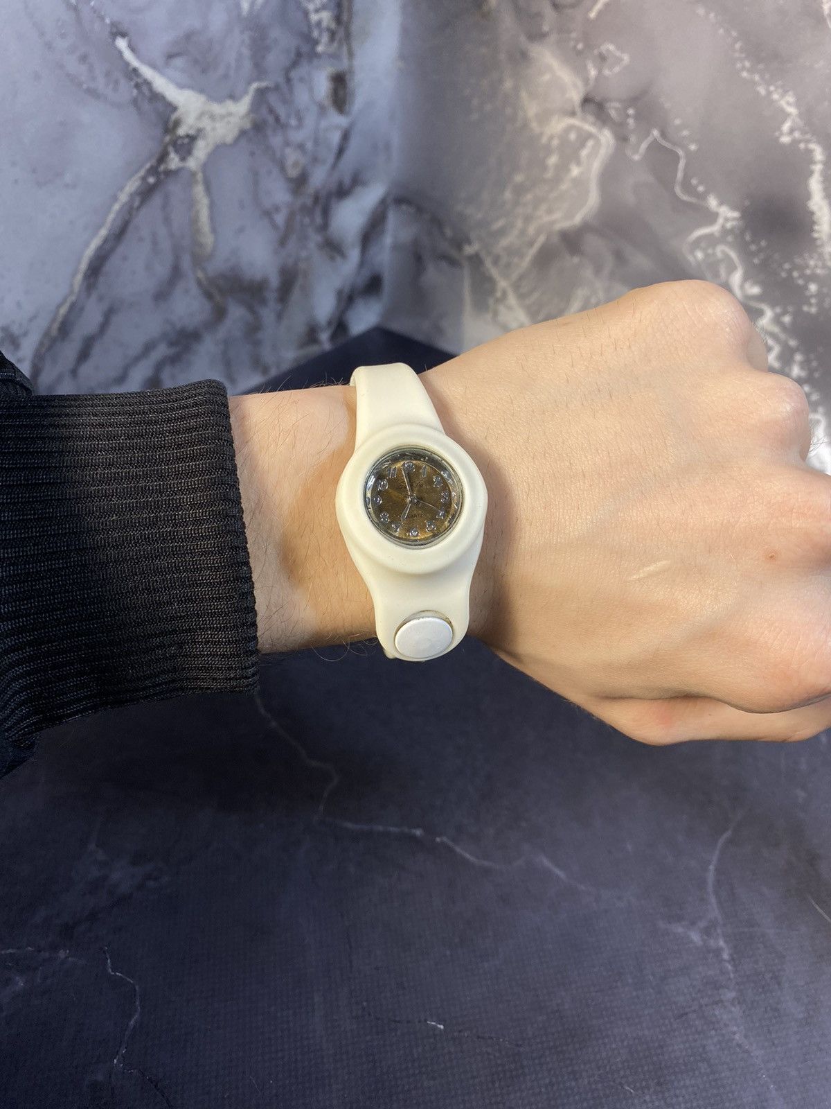 Jewelry × Vintage Minimalist Cream Silicone Strap Watch Japanese Brand Size ONE SIZE - 2 Thumbnail