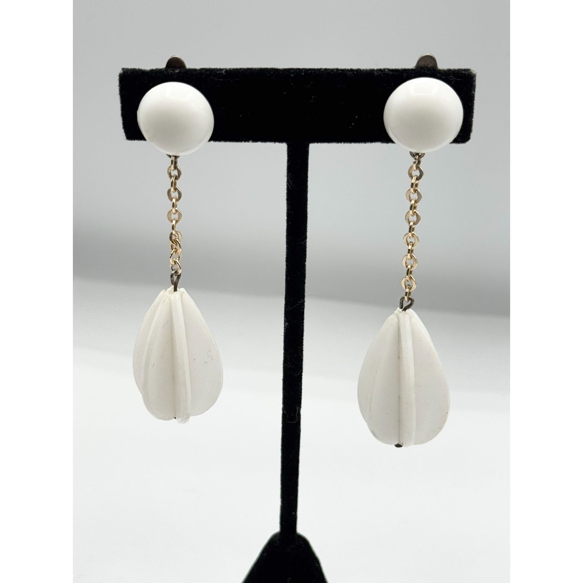 Vintage Vintage Hong Kong white chain dangle drop earrings Size ONE SIZE - 1 Thumbnail