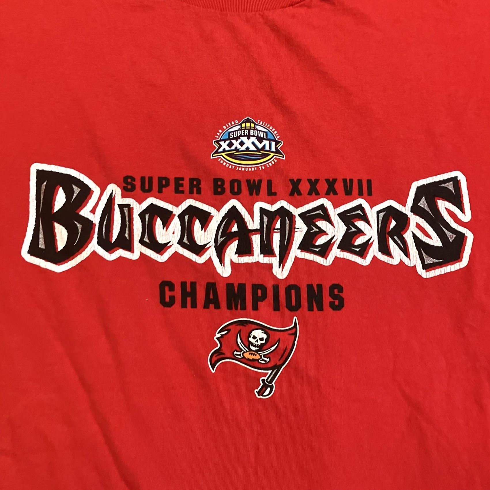 LeSportsac VINTAGE Lee Sports T-Shirt XL Football Buccaneers Red Crew Neck Short Sleeve Men Womens Unisex Adults Size US XL / EU 56 / 4 - 2 Thumbnail