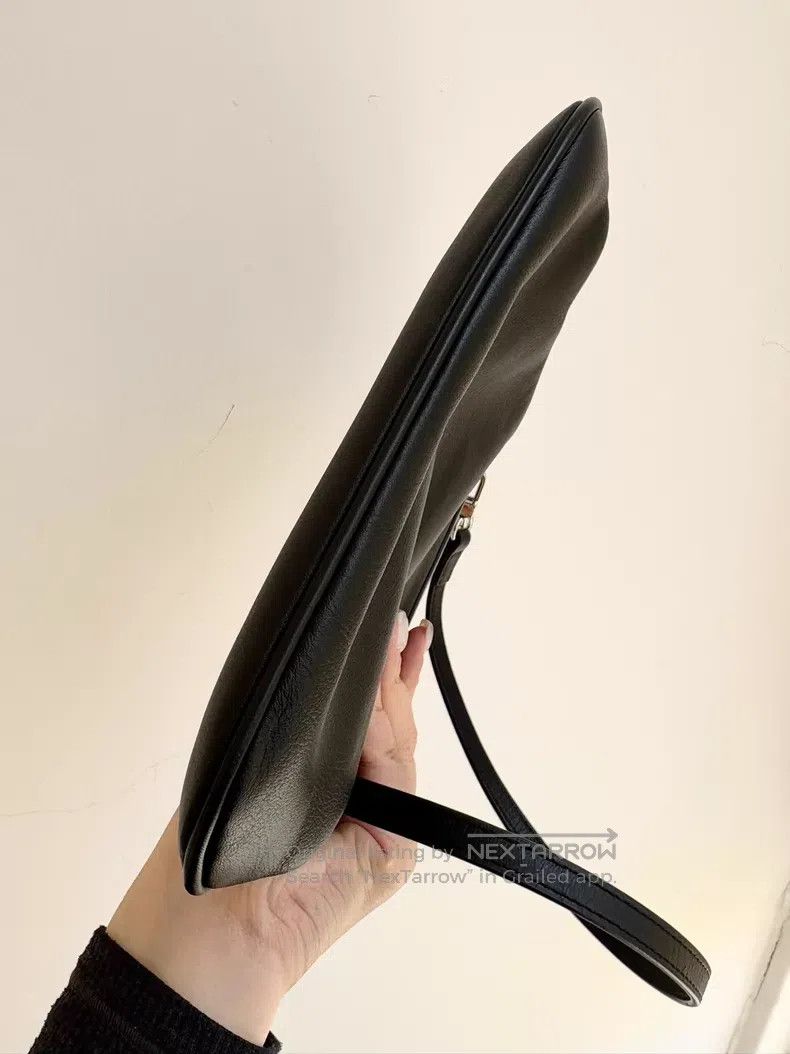 Vivienne Westwood Vivienne Westwood size OS Embossed large Saturn clasp singl Size ONE SIZE - 6 Thumbnail