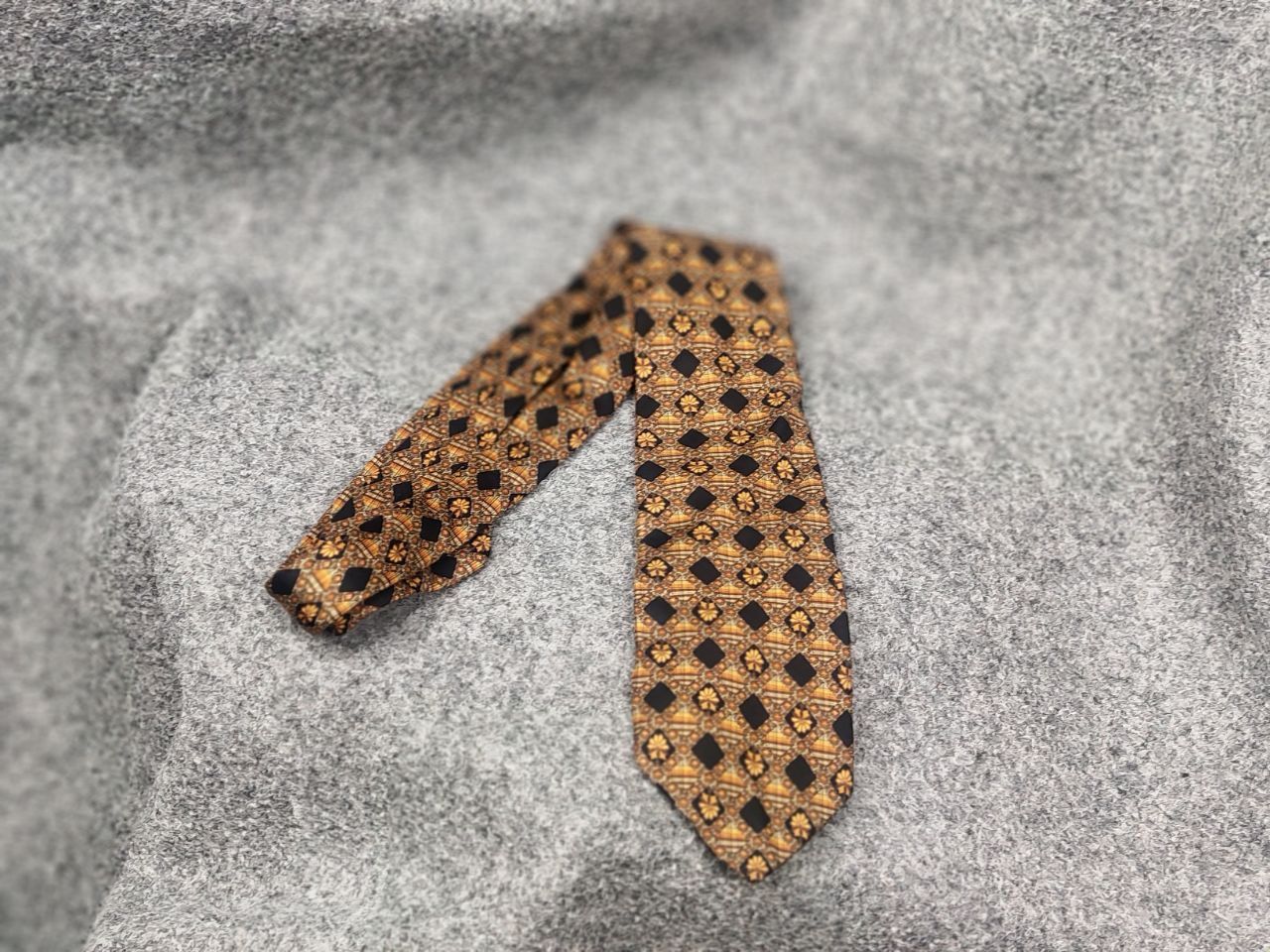 Yves Saint Laurent Yves Saint Laurent Vintage Silk designer tie Gold Pattern Size ONE SIZE - 5 Thumbnail