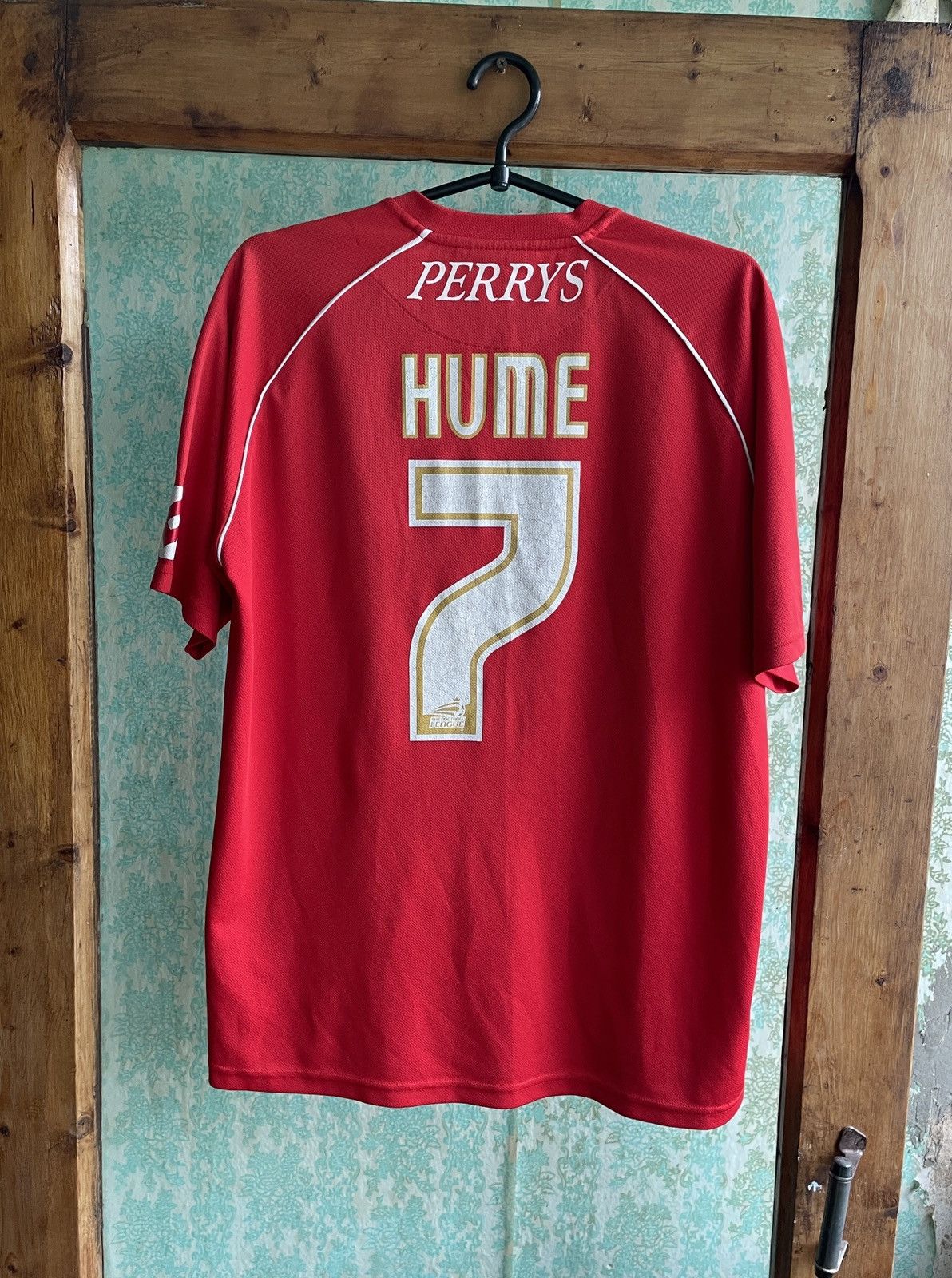 Lotto Sport BARNSLEY 2008/09 HOME IAIN HUME FOOTBALL SHIRT LOTTO JERSEY Size US M / EU 48-50 / 2 - 17 Thumbnail