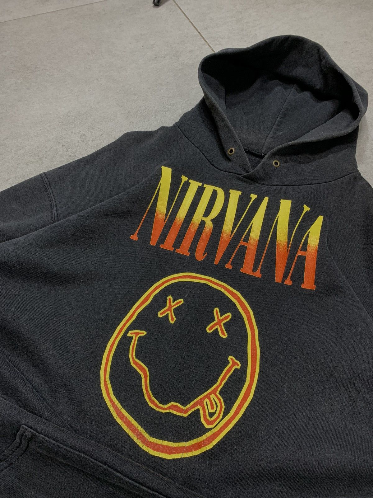 Fruit Of The Loom Y2k / 90s Vintage faded Black Nirvana print Hoodie sweater Size US XL / EU 56 / 4 - 4 Thumbnail