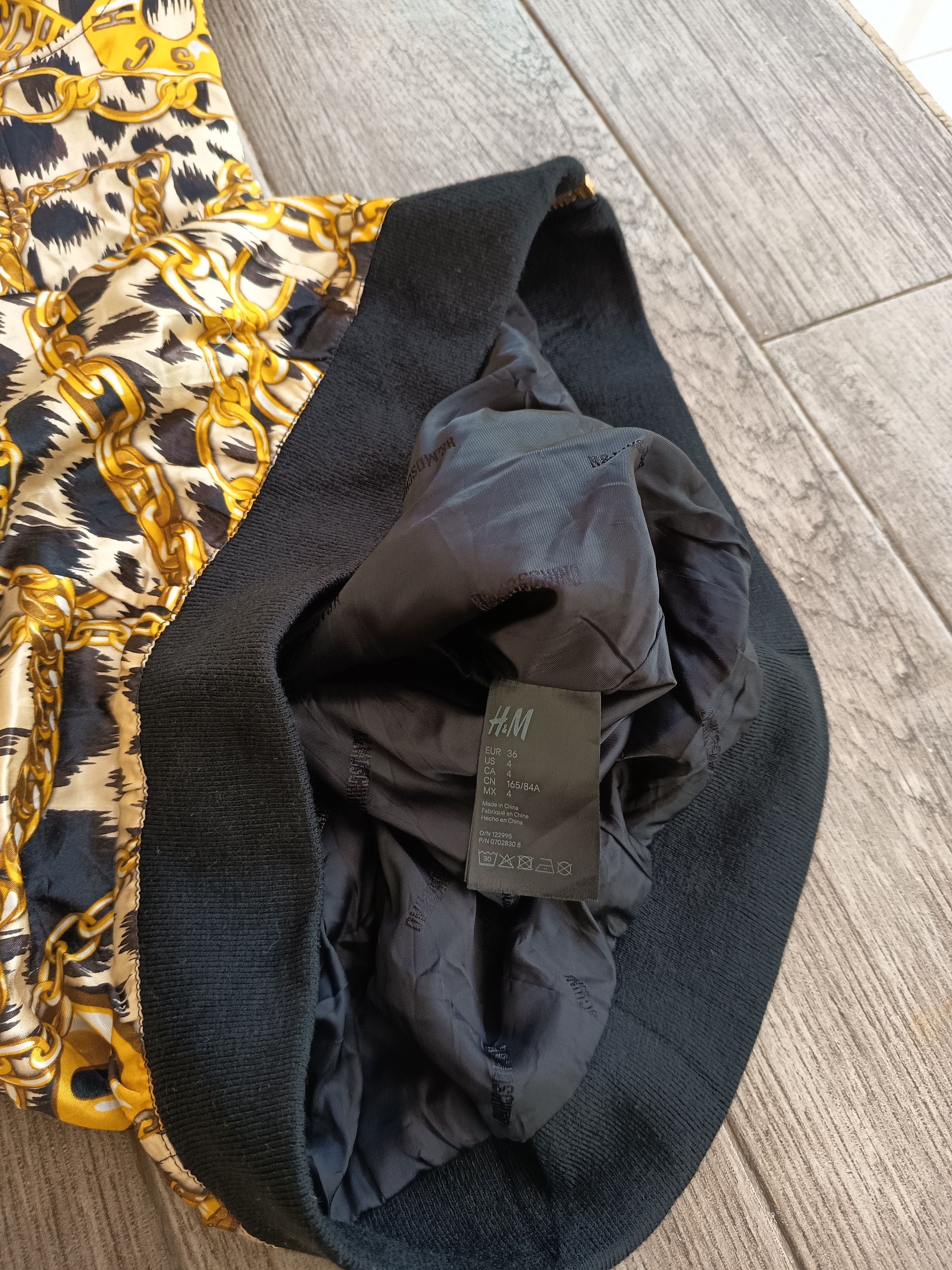 H&M × Moschino H&M x MOSCHINO WOMEN'S GOLD CHAIN ICONIC Size XS / US 0-2 / IT 36-38 - 4 Thumbnail
