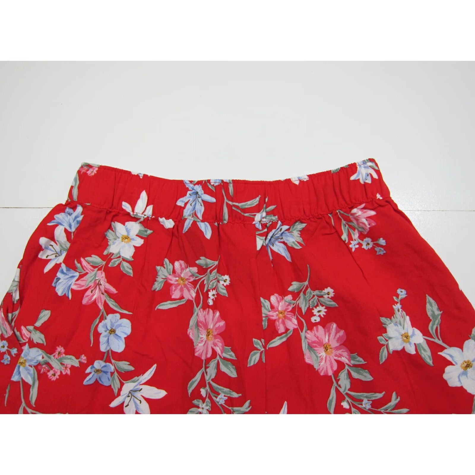 H&M NWT H&M 100% Rayon Red Floral High Rise Waist Short Women 0/4 Pocket Side Pockets 23" Waist 28" Stretched 36" Hip Inseam 2" Rise Beige? Wait no. Size 40" / US 18 - 5 Thumbnail