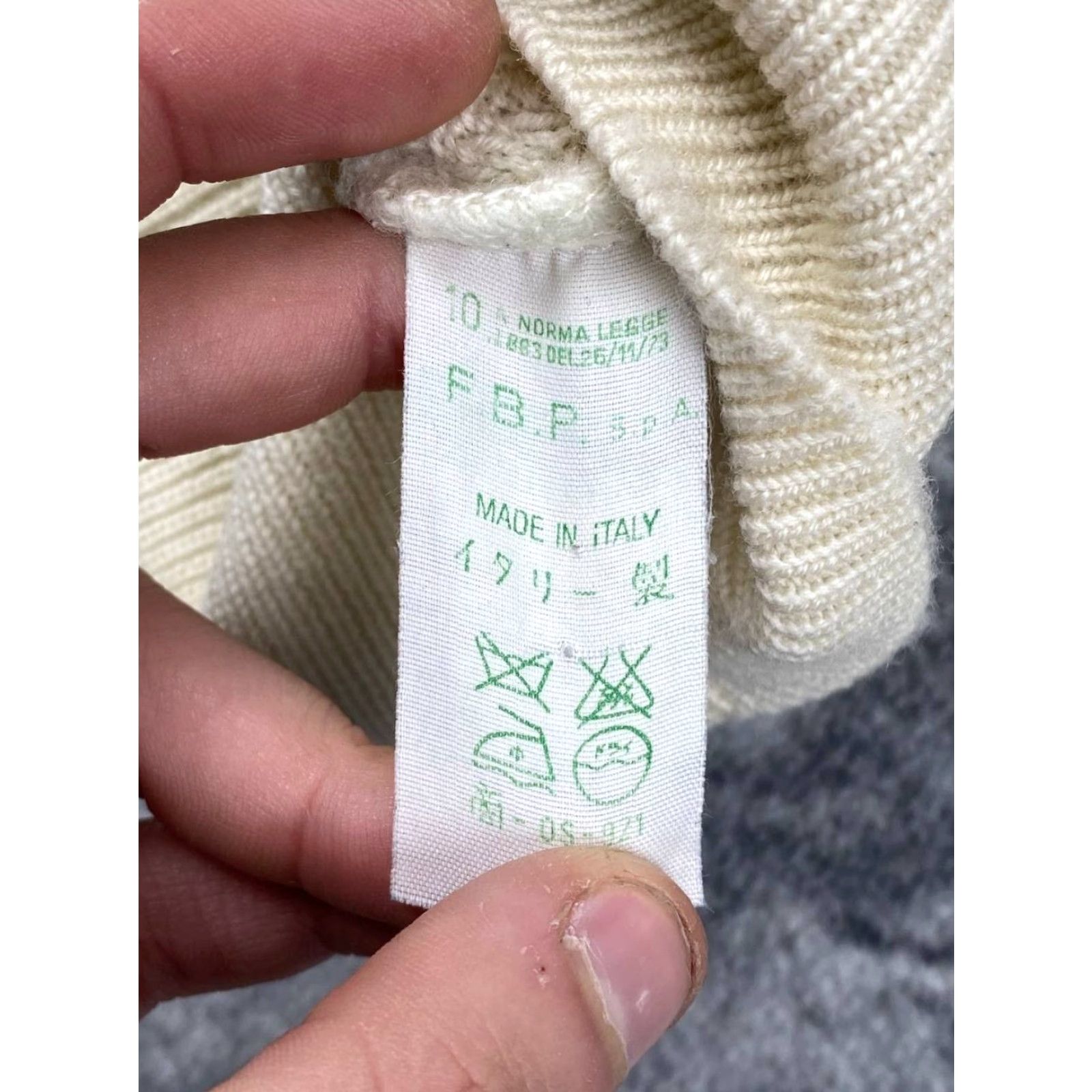 Versace VINTAGE Versace Knit Sweater Wool Logo Men White Size 50 L Pullover Knit Wool Sweater Men Logo White 50 Versace Vintage Size US L / EU 52-54 / 3 - 5 Thumbnail