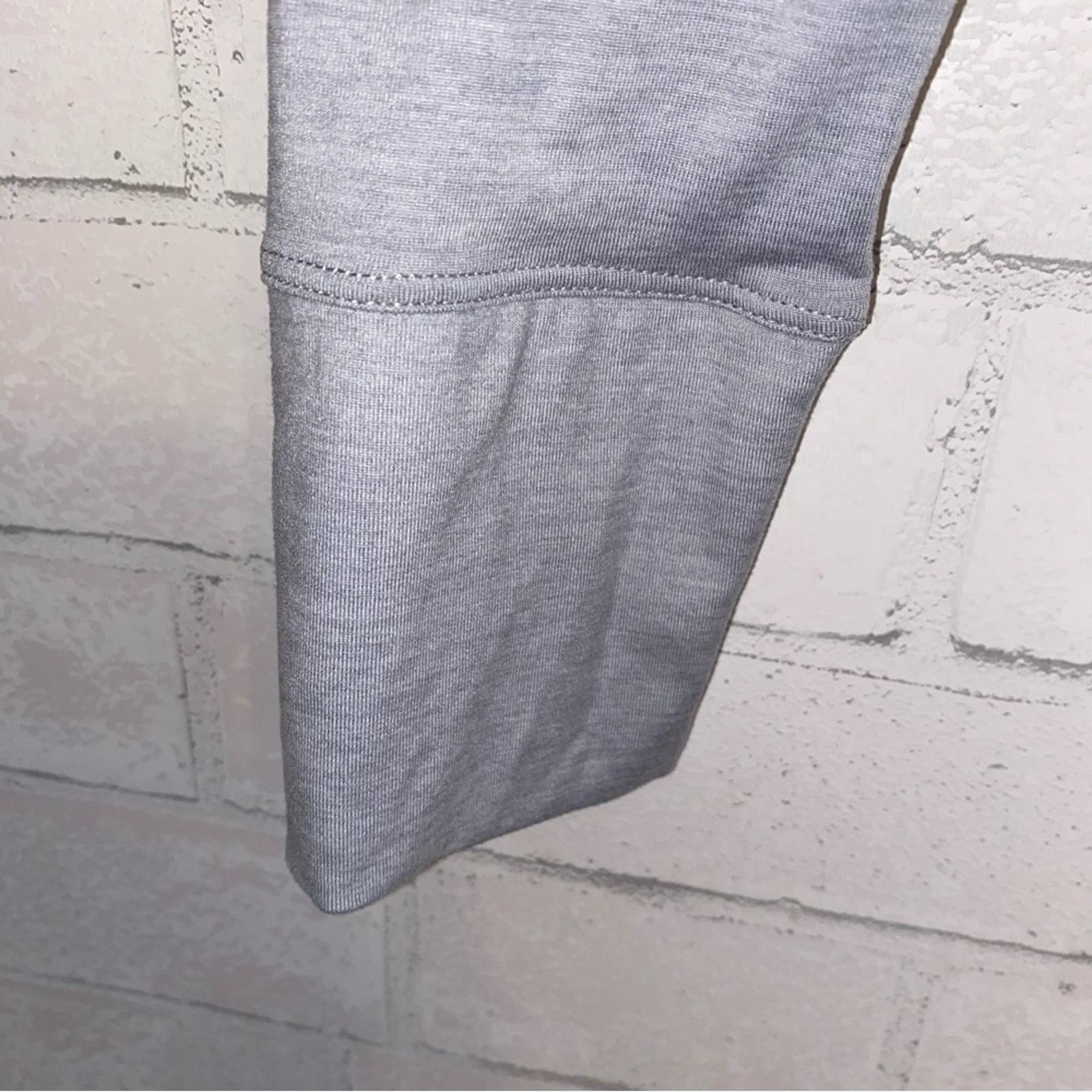 Vuori VUORI $85 LUX Long Sleeve Crop Mock Tee Gray MEDIUM EUC Size M / US 6-8 / IT 42-44 - 9 Thumbnail