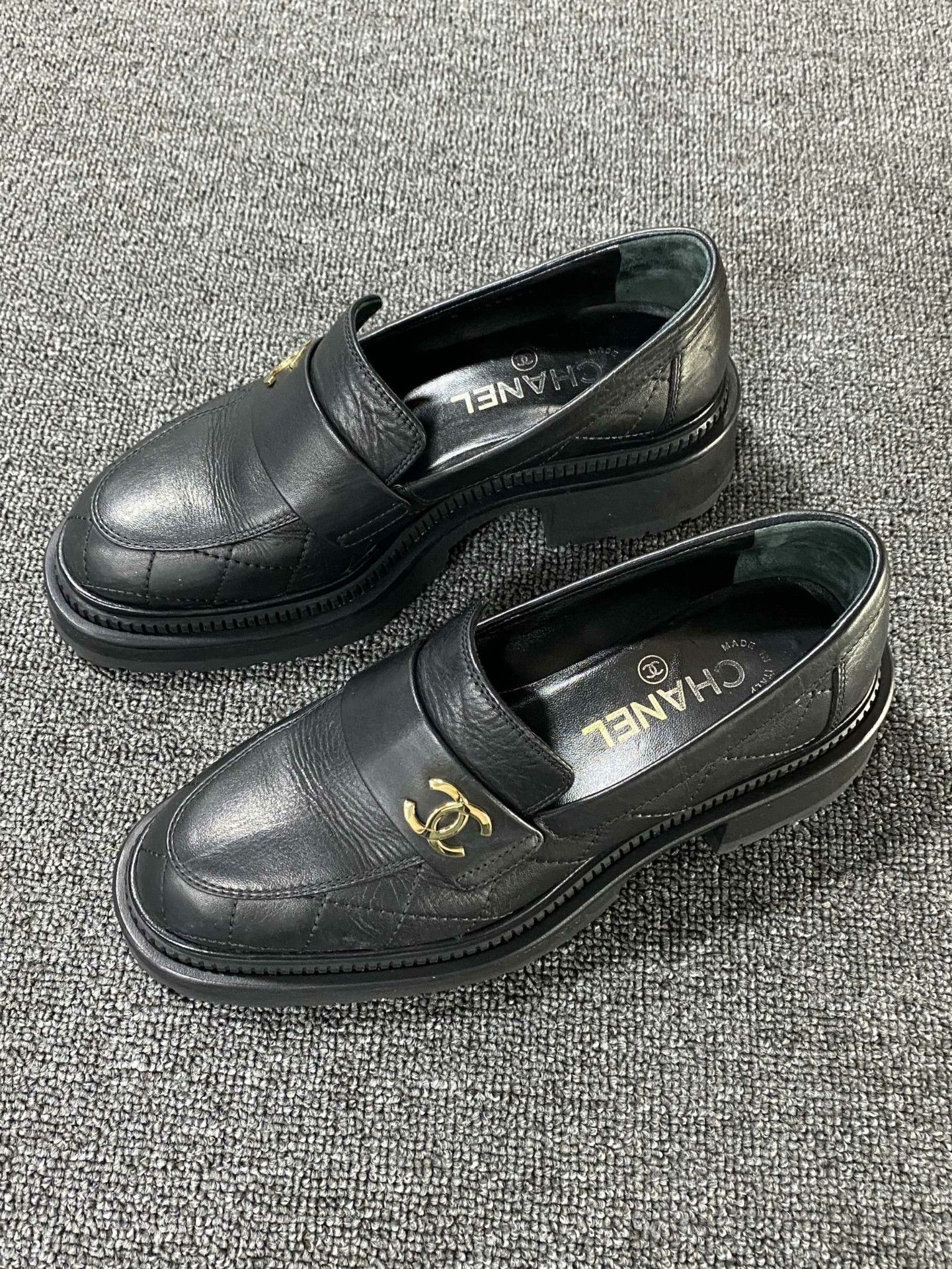 Chanel Chanel Retro Gold Lowtop Sneakers us_6-5 Women Size US 6.5 / IT 36.5 - 1 Thumbnail