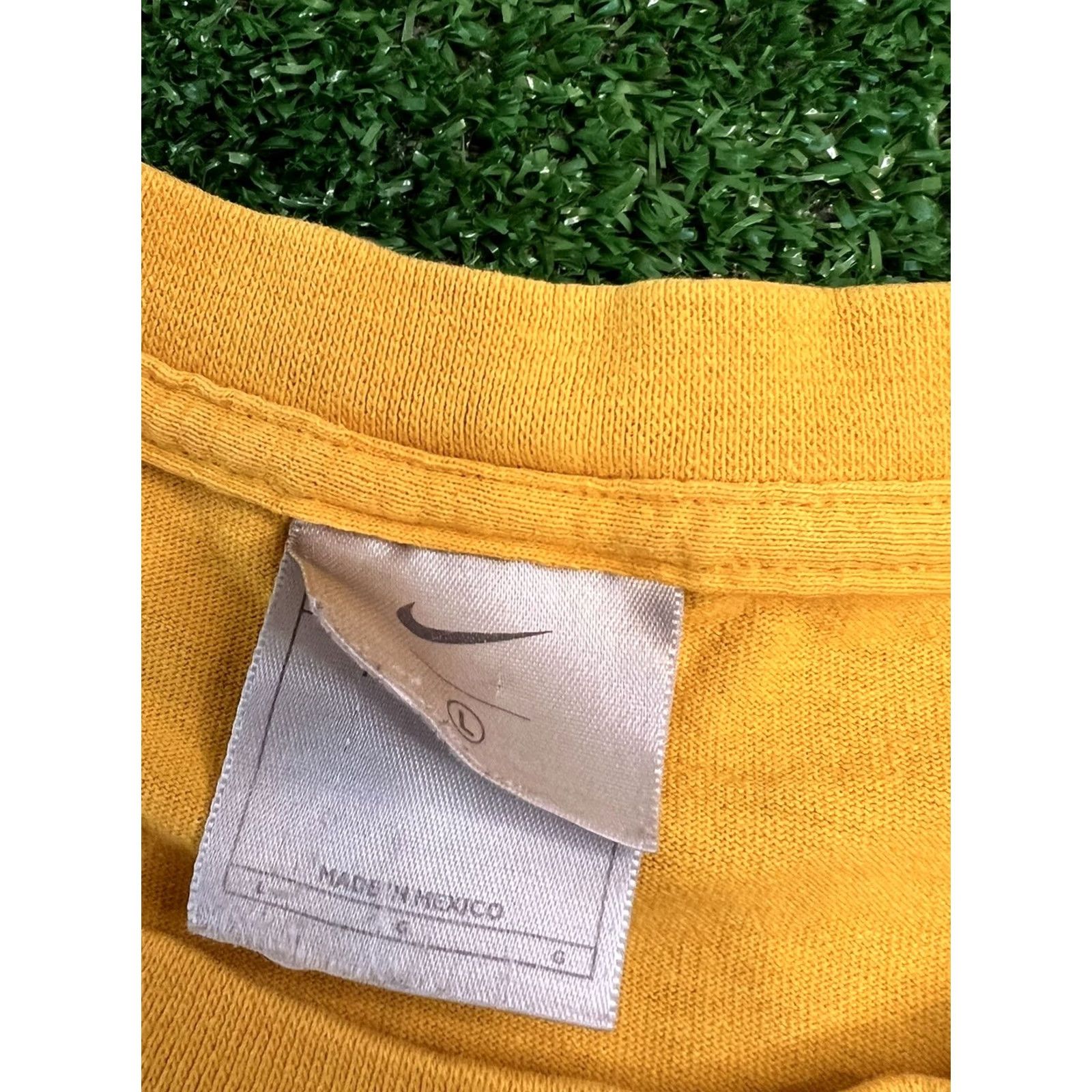 Nike VINTAGE Nike Essential Embroidered Classic T-Shirt Men Large Yellow Olive Swoosh L Size US L / EU 52-54 / 3 - 5 Thumbnail