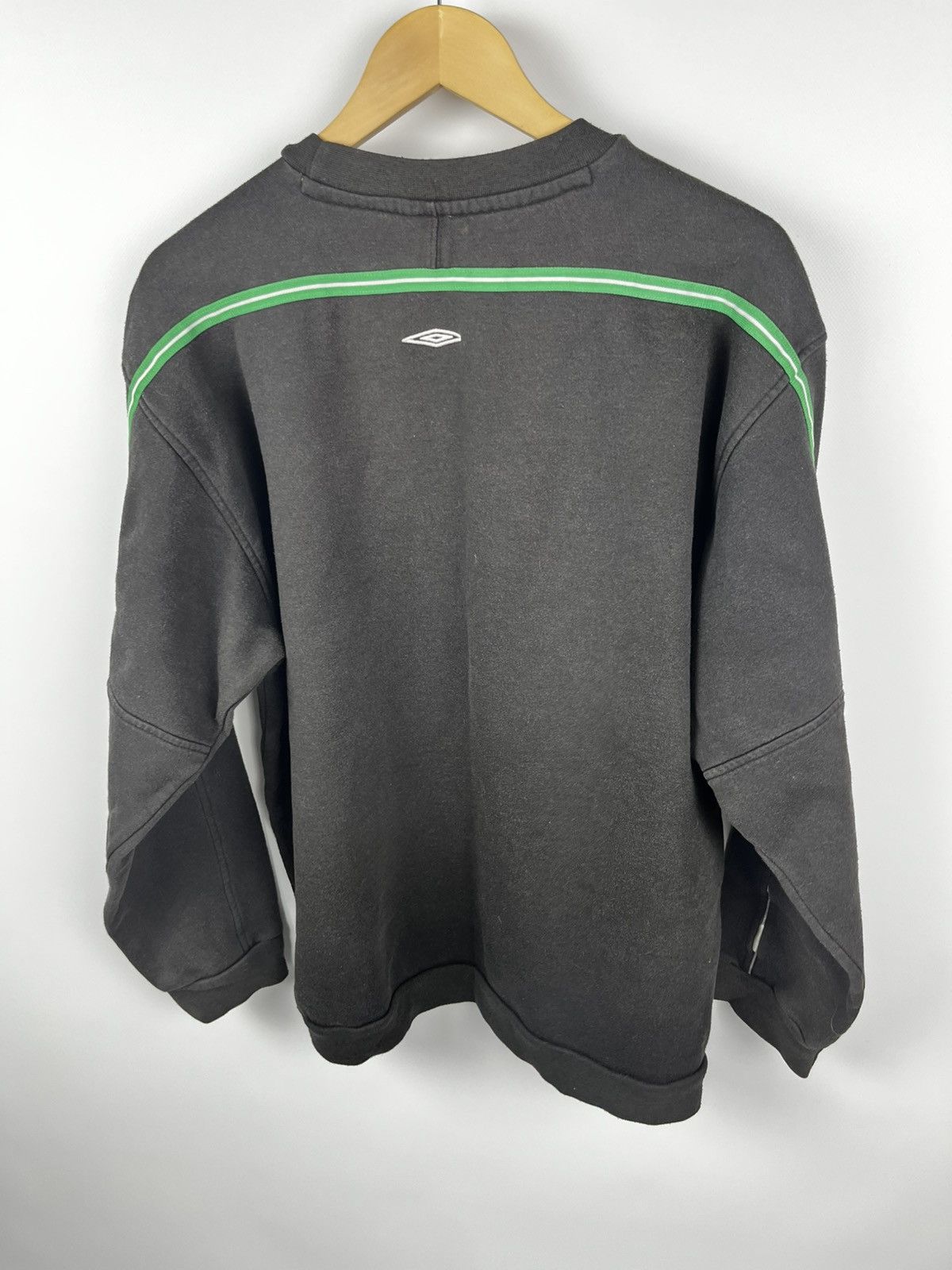 Umbro CELTIC 2004 FOOTBALL SOCCER SWEATSHIRT UMBRO sz M MEN BLACK Size US XL / EU 56 / 4 - 12 Thumbnail