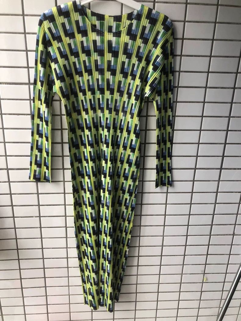 Issey Miyake size:3 Black and green checkered pleated dres