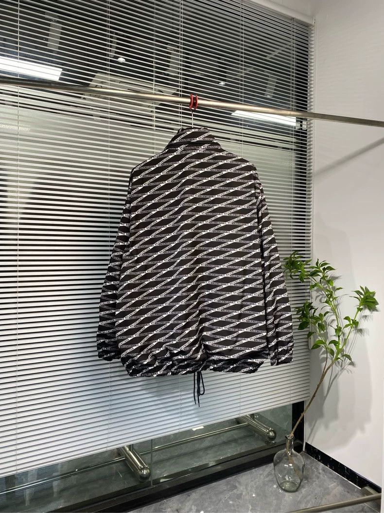 Balenciaga Balenciaga Bullet screen full of logo hidden hat jacket 250 Size US L / EU 52-54 / 3 - 2 Thumbnail