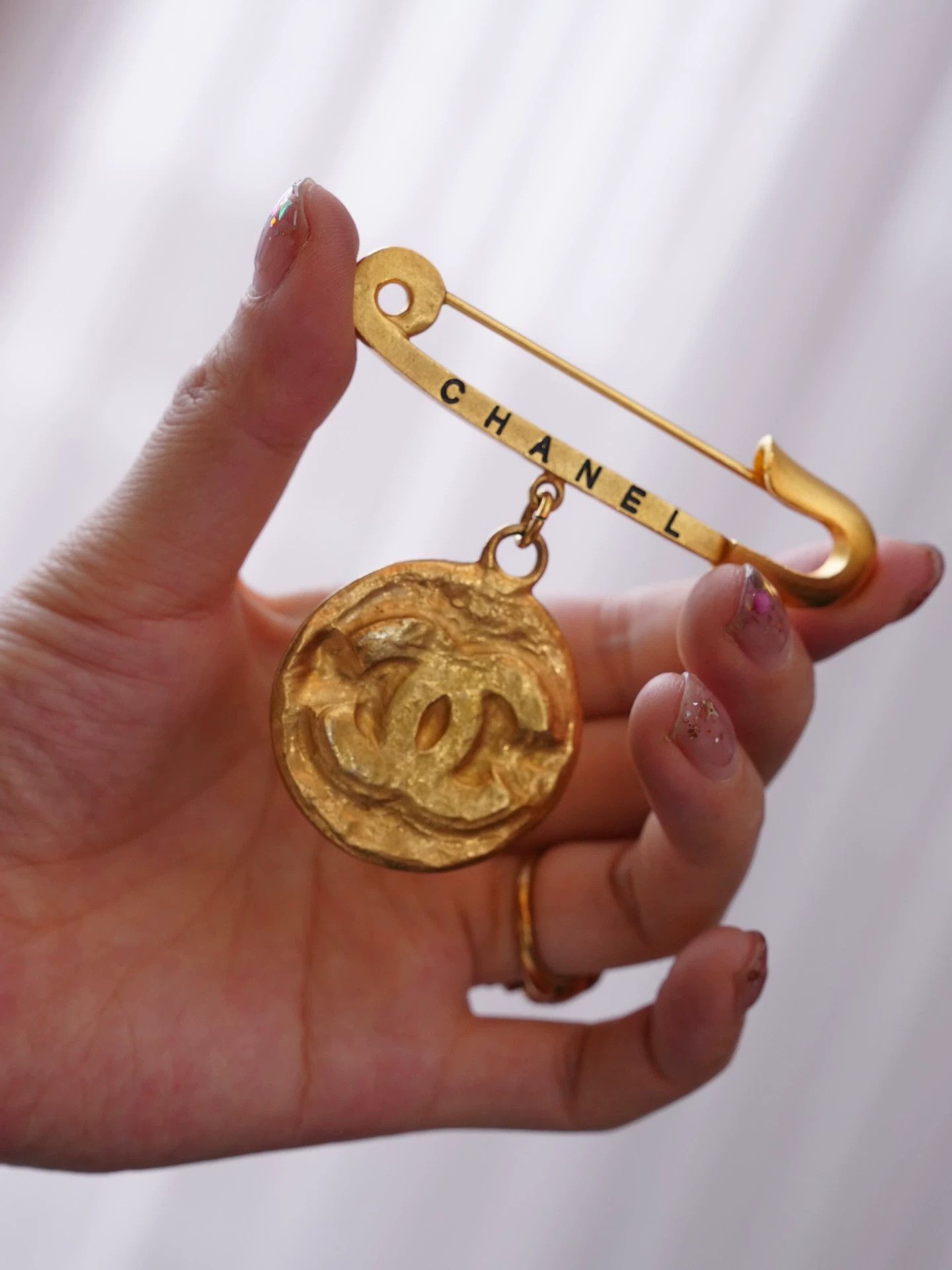 Chanel Chanel Vintage 1994 Coin Pendant Brooch Size ONE SIZE - 4 Thumbnail
