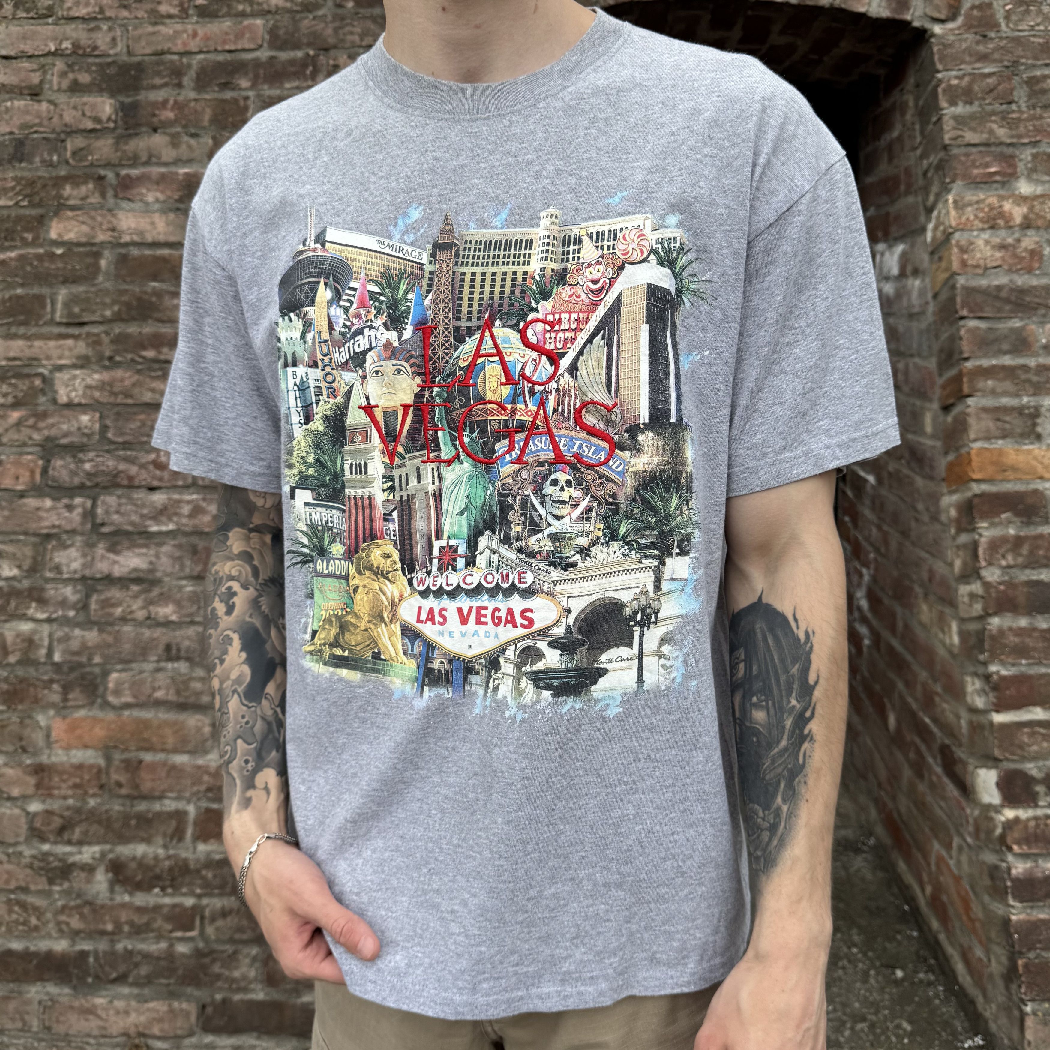 Vintage Vintage 90s Las Vegas embroired print t shirt Size US L / EU 52-54 / 3 - 1 Thumbnail