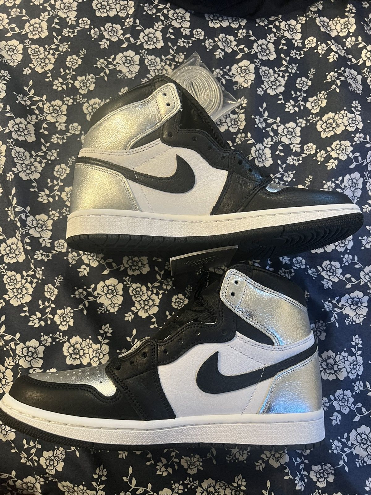 Nike Wmns Jordan 1 Retro High OG Silver Toes Size US 7 / IT 37 - 2 Thumbnail