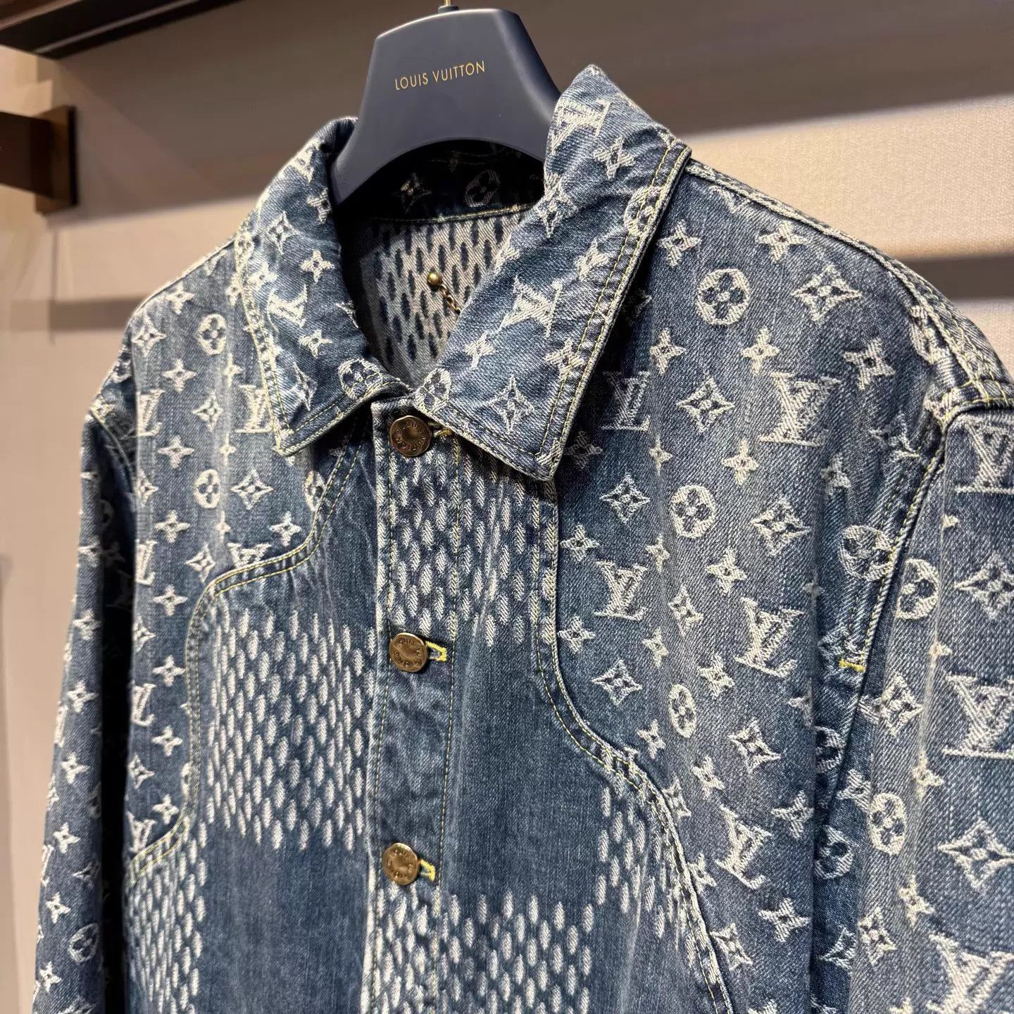 Louis Vuitton Louis Vuitton men's 46 chest 118 length 64 Size US S / EU 44-46 / 1 - 4 Thumbnail