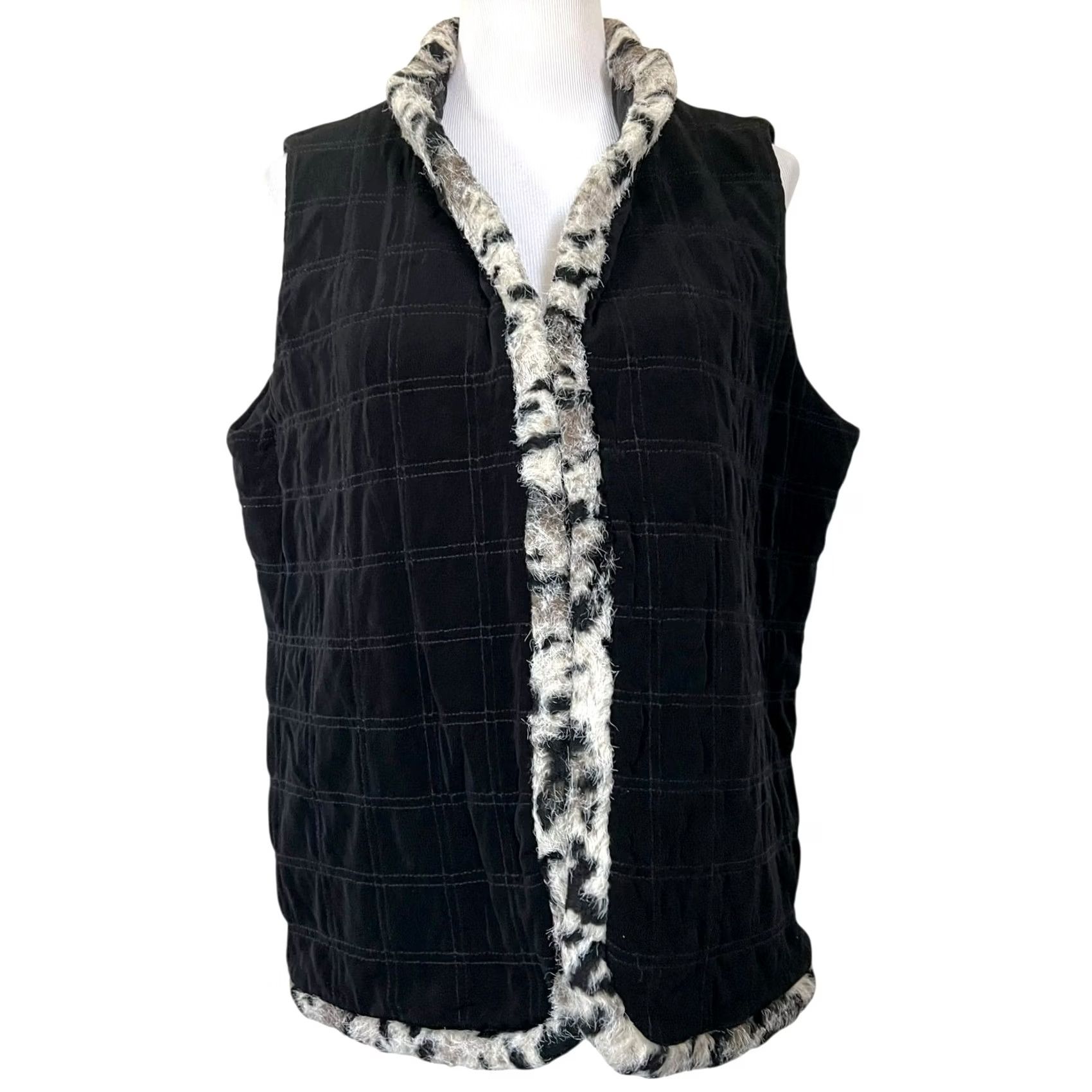Vintage Chico's Travelers Black Quilted Vest Faux Fur Trim Women’s Size L (2) Vest Women L Black Quilted Faux Fur Chico's Travelers Vintage? Size L / US 10 / IT 46 - 2 Thumbnail