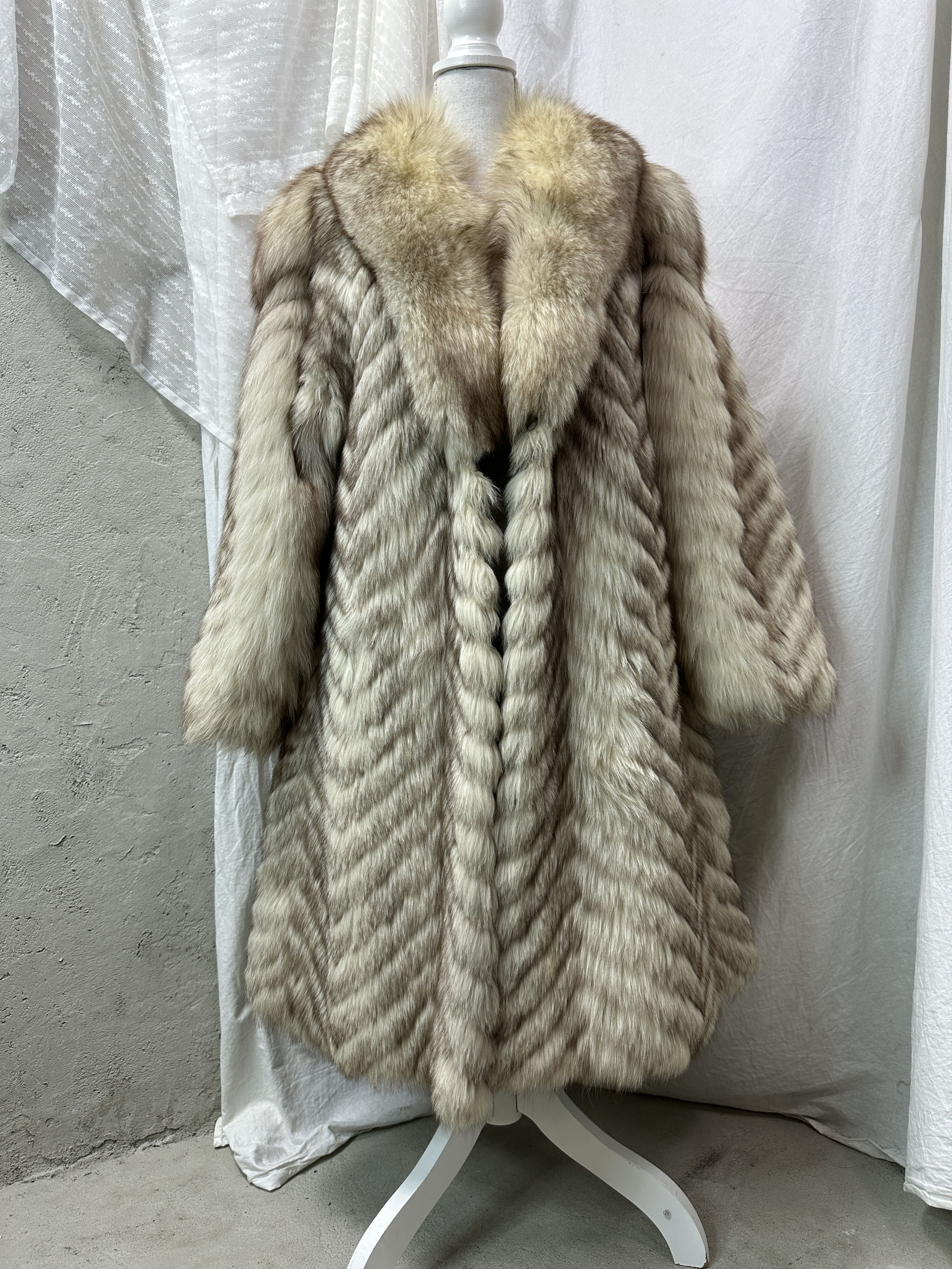 Vintage Vintage Old Money Real Silver Fox Fur Maxi Coat 80s Size L / US 10 / IT 46 - 1 Thumbnail