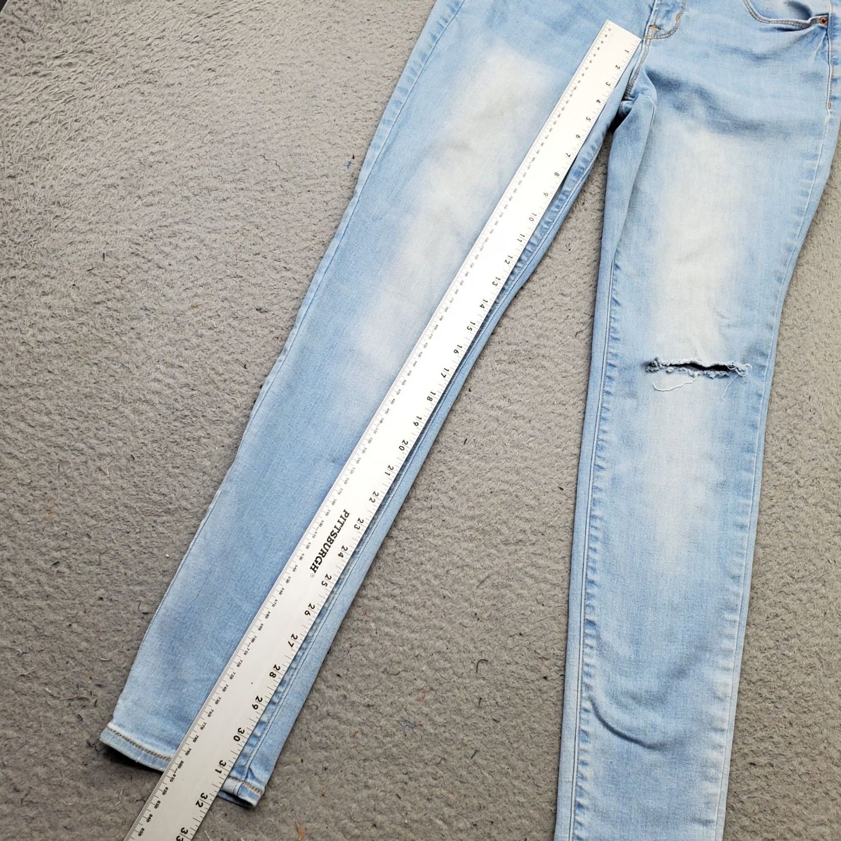 Old Navy Old Navy Rockstar Jeans Womens Size 6 Blue Denim Mid Rise Skinny Fit Ripped Light Wash Jeans Size 28" / US 6 / IT 42 - 5 Thumbnail