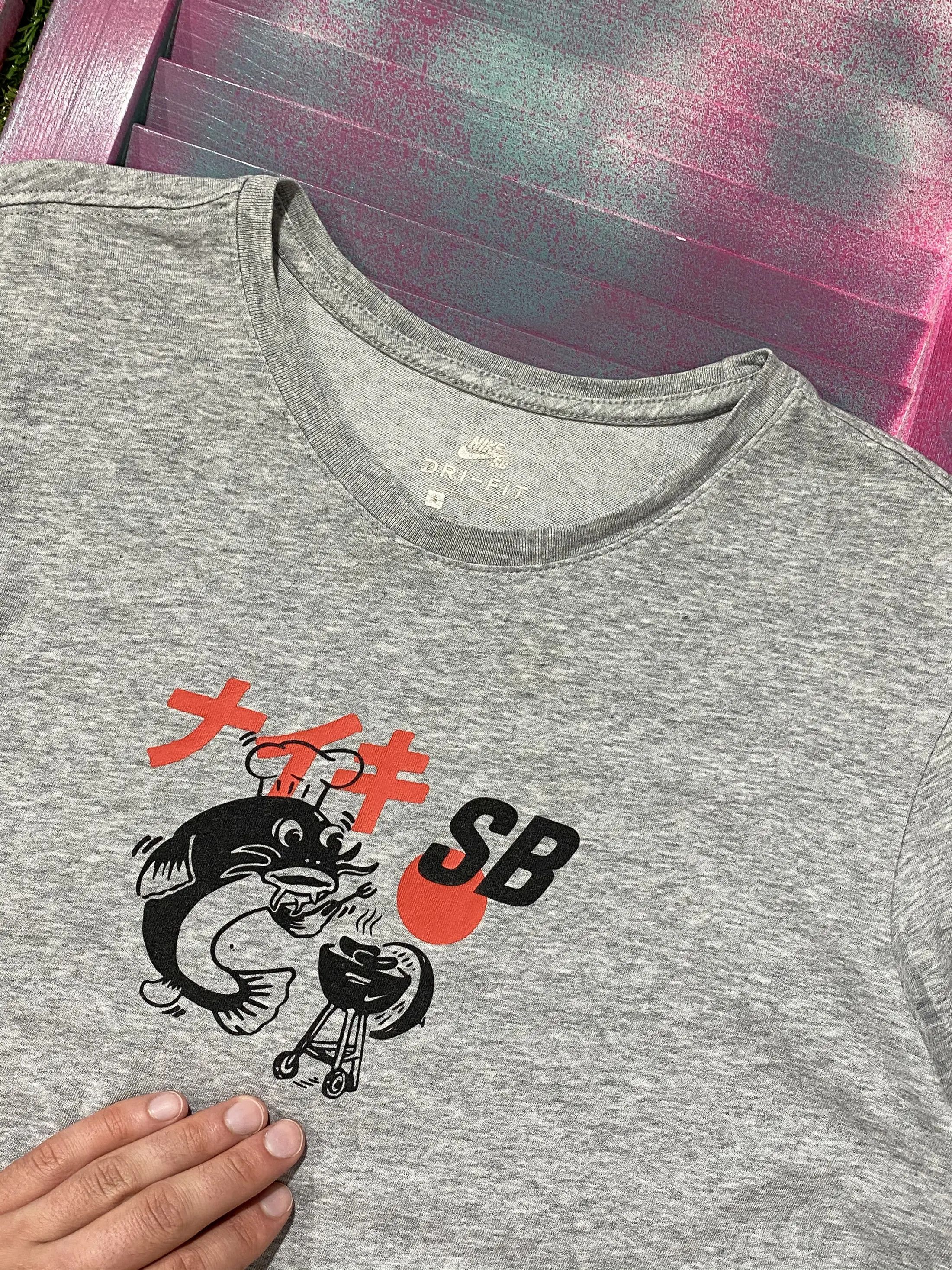 Nike Vintage Y2K Nike SB Japan Fish T-shirt Size US S / EU 44-46 / 1 - 3 Thumbnail