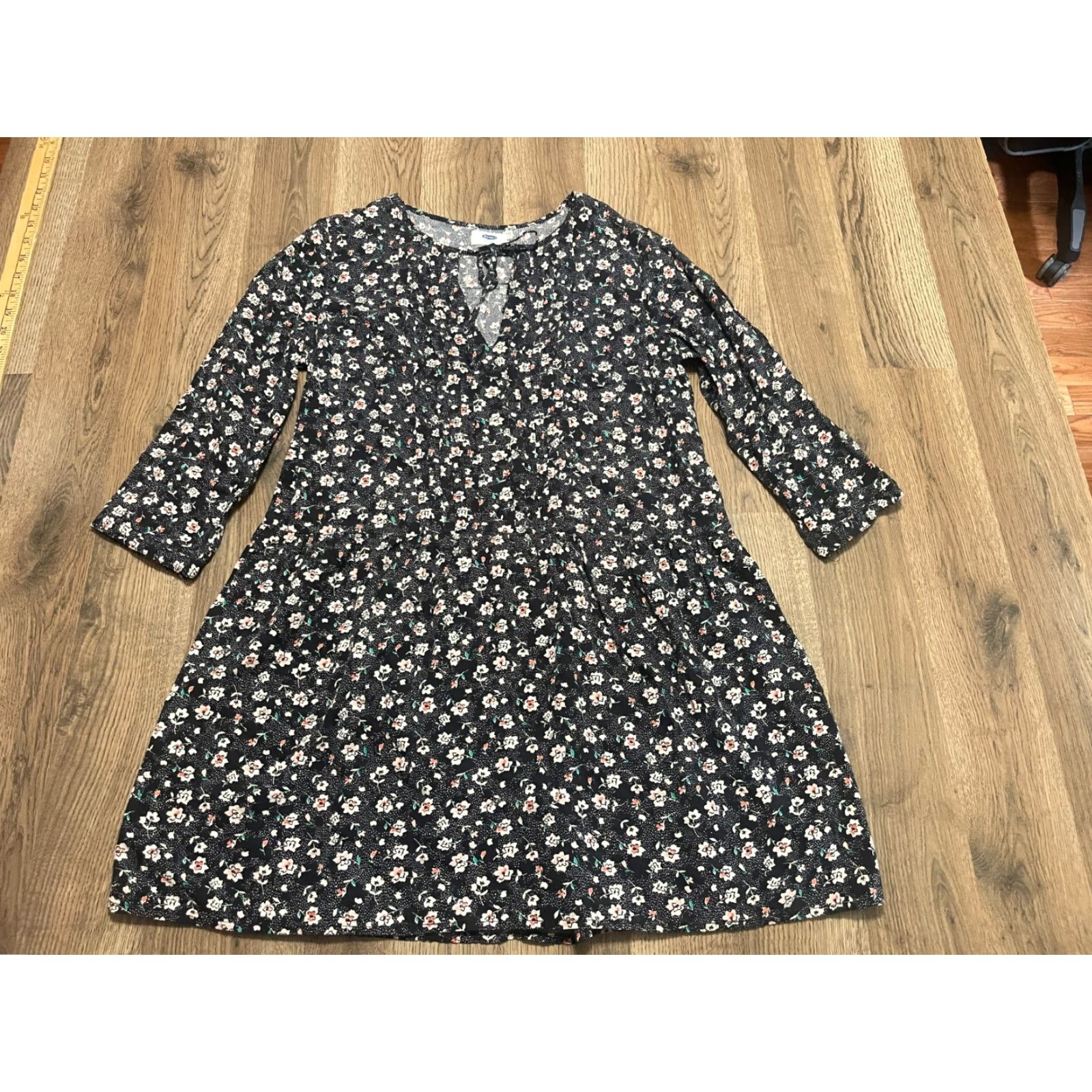 Old Navy Old Navy Dress Women's Small Black White Floral 3/4 Sleeve V-Neck Knee Length A-Line Shift Size S / US 4 / IT 40 - 2 Thumbnail