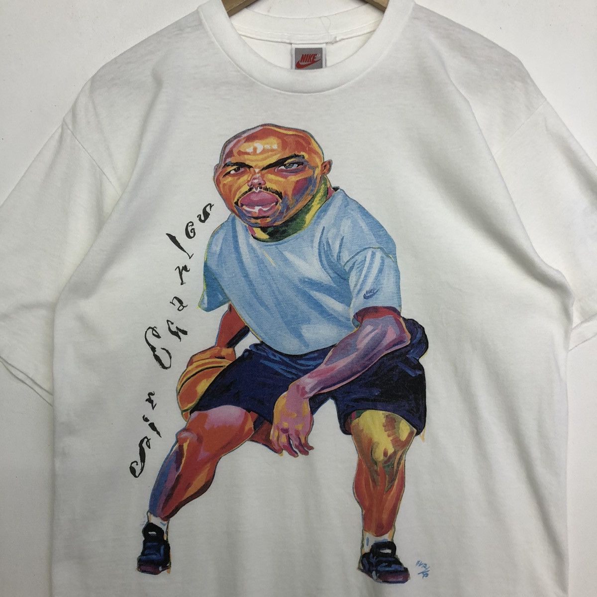 Nike VINTAGE 90 NIKE HOOP HEROES SIR CHARLES BARKLEY ARTWORK TEE Size US M / EU 48-50 / 2 - 2 Thumbnail