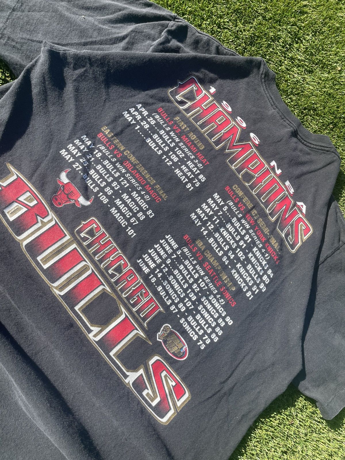NBA VTG GRAIL 1996 BULLS NBA T-SHIRT 🐂 Size US XL / EU 56 / 4 - 10 Thumbnail