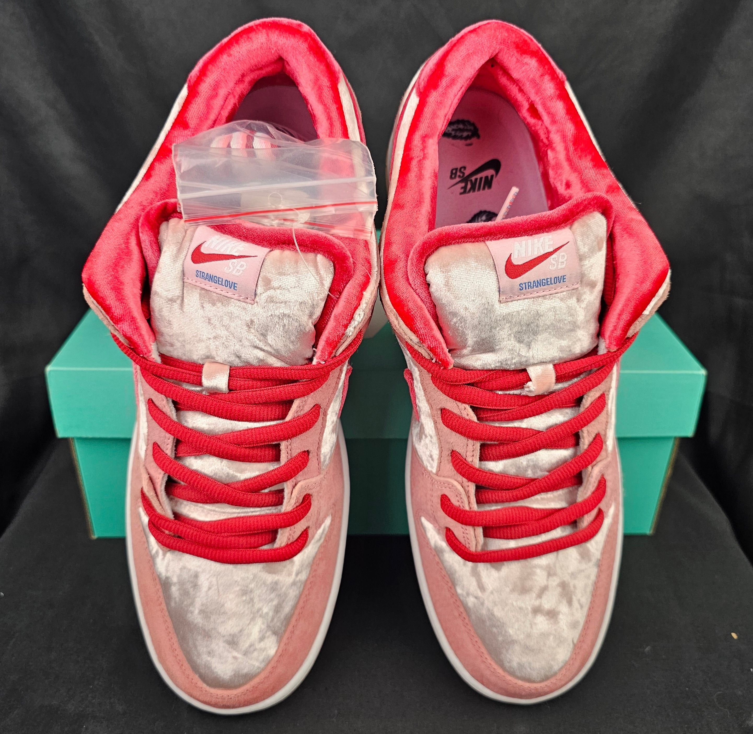 Nike × StrangeLove Skateboards Nike SB Dunk Low x StrangeLove Valentine's Day 2020 Men's Size US 13 / EU 46 - 4 Thumbnail