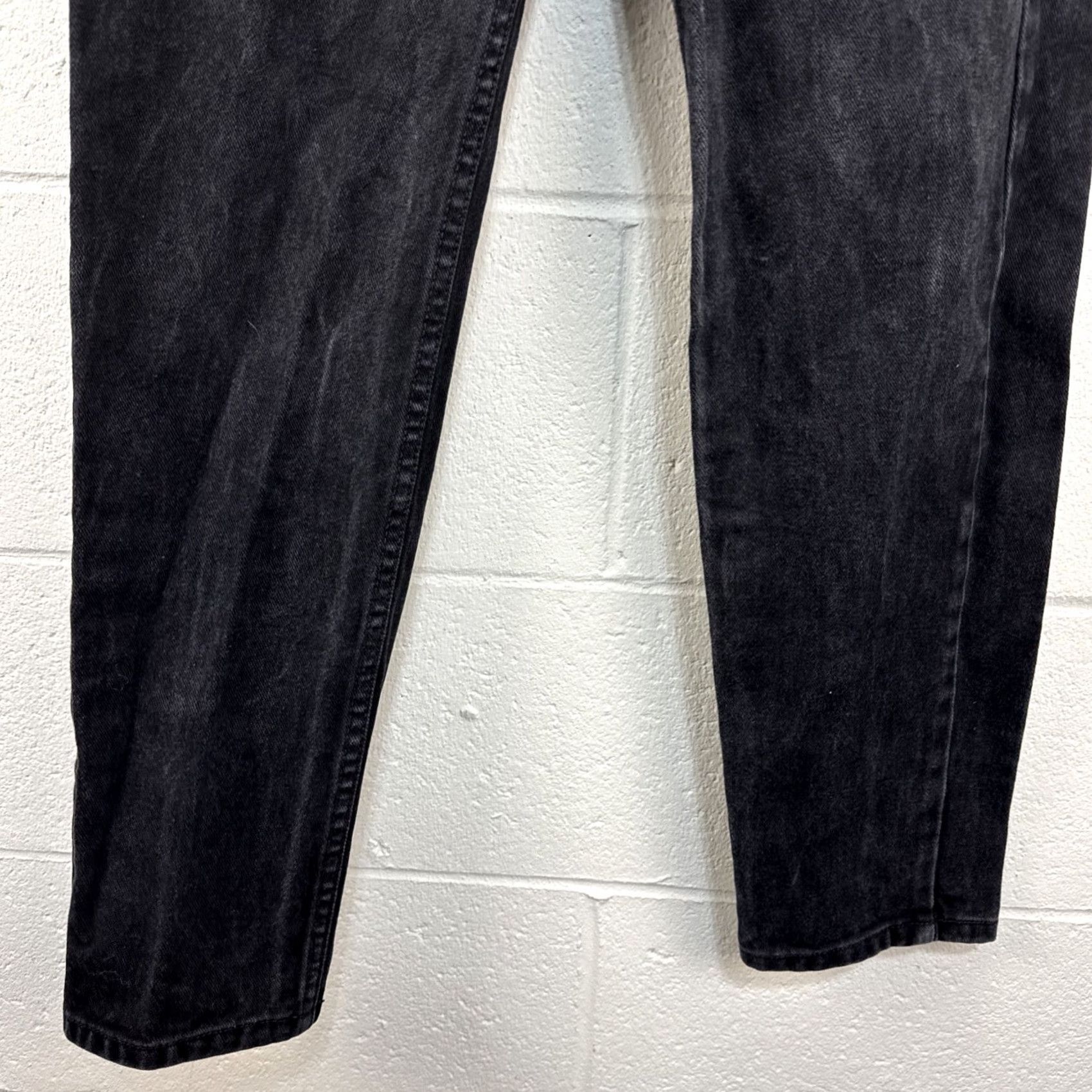 Guess VINTAGE GUESS Jeans Black Denim 28x31 Triangle Made in USA - 5-Pocket Straight Mens 90s USA Logo Retro 80s 90s Size US 28 / EU 44 - 6 Thumbnail