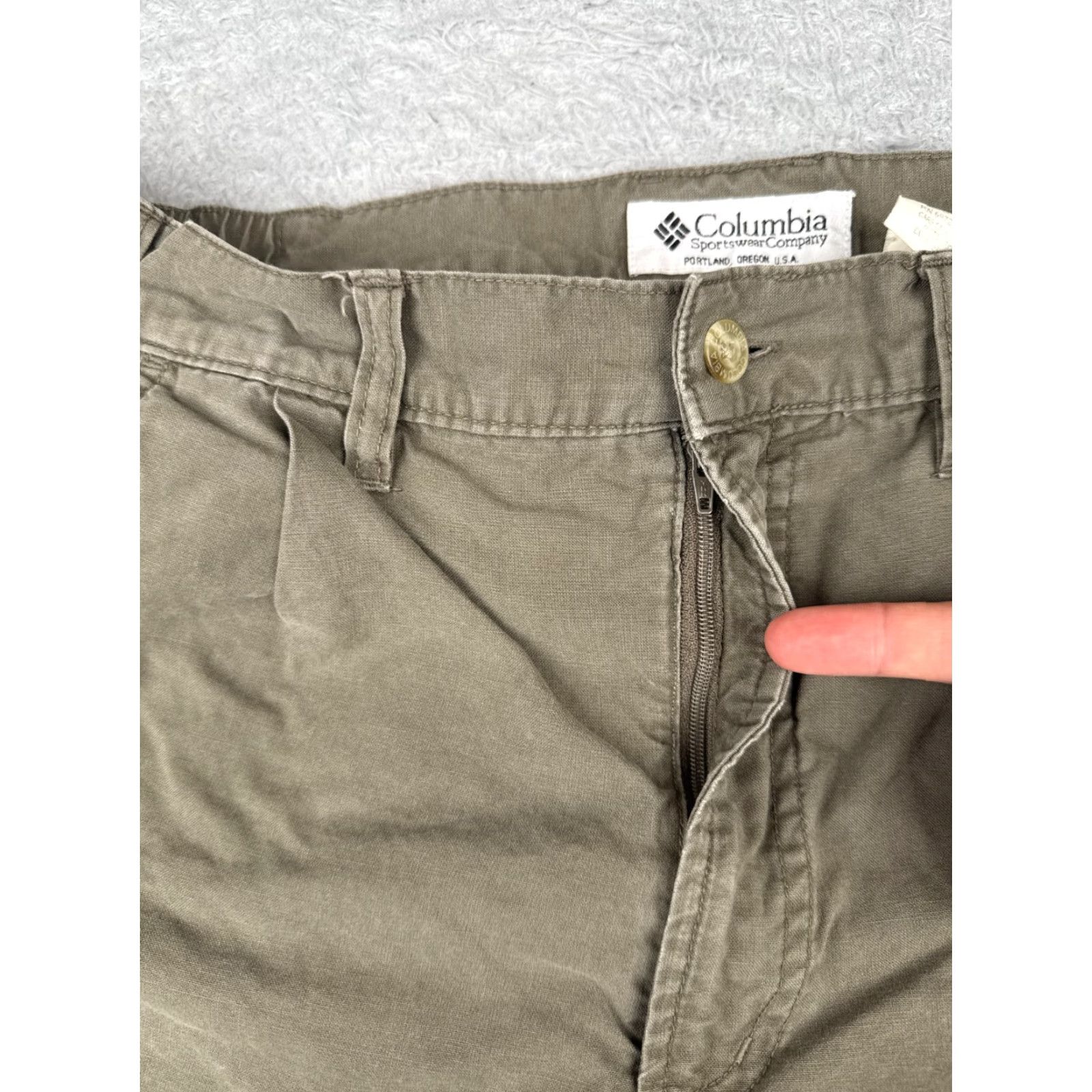 Vintage VINTAGE Columbia Shorts Mens 38 Green Cargo 100% Cotton Nylon Pleated Hiking Camp 38x8 Size US 38 / EU 54 - 6 Thumbnail