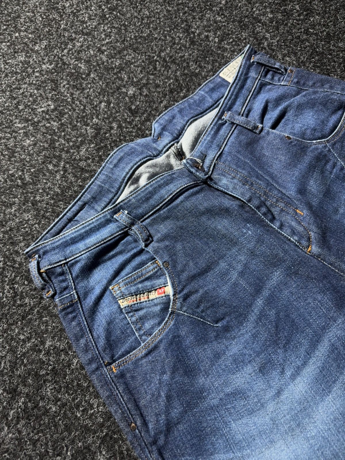 Diesel 00s Diesel Luxury Italy Chinelle Regular Slim Tapered Jeans Size 30" / US 8 / IT 44 - 8 Thumbnail