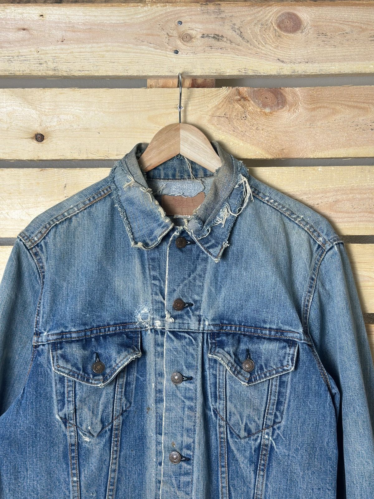 Levi's × Vintage Vintage Distressed Levi’s Denim Jacket Size US M / EU 48-50 / 2 - 2 Thumbnail