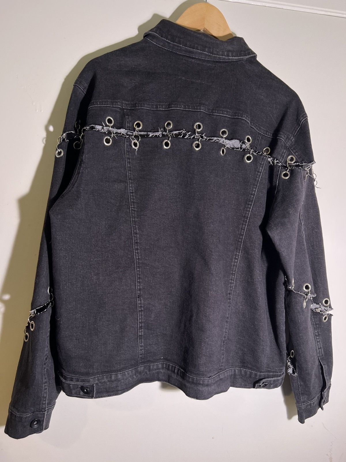 Fashion Nova Fashion Nova Men’s Black Denim Grommet Chain Goth Emo Jacket Size US L / EU 52-54 / 3 - 2 Thumbnail