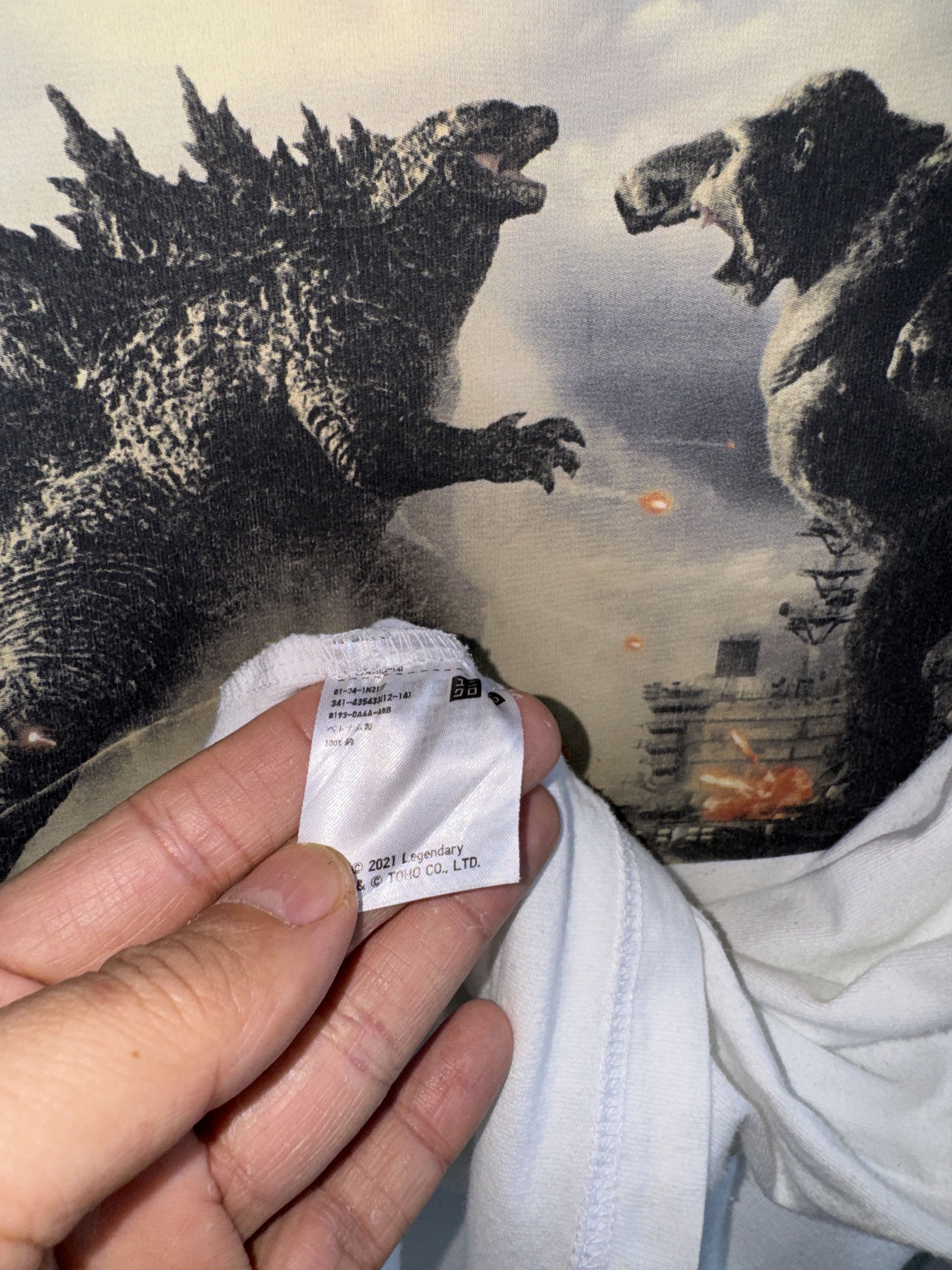 Uniqlo Godzilla Vs Kong Movie Uniqlo Shirt Size US XL / EU 56 / 4 - 2 Thumbnail