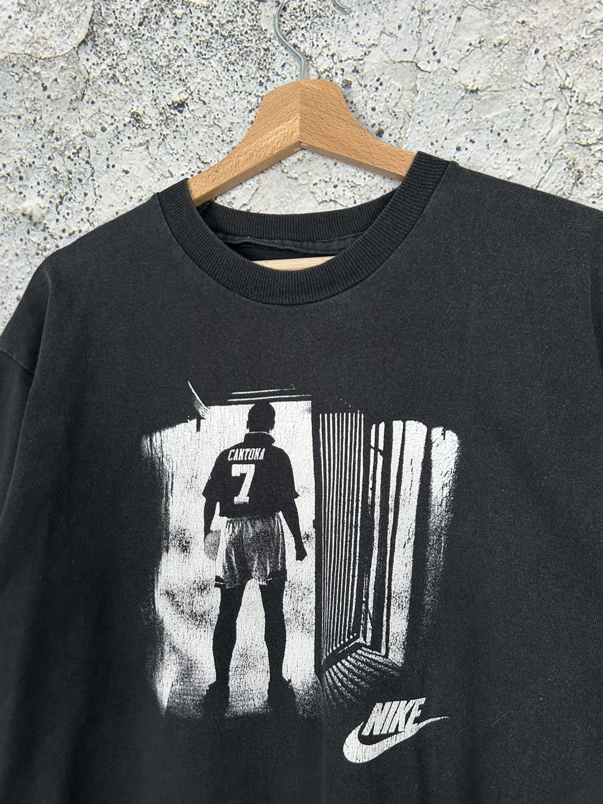 Nike Vintage Eric Cantona Nike 90s Swoosh Graphic Tee Rare Size US L / EU 52-54 / 3 - 4 Thumbnail
