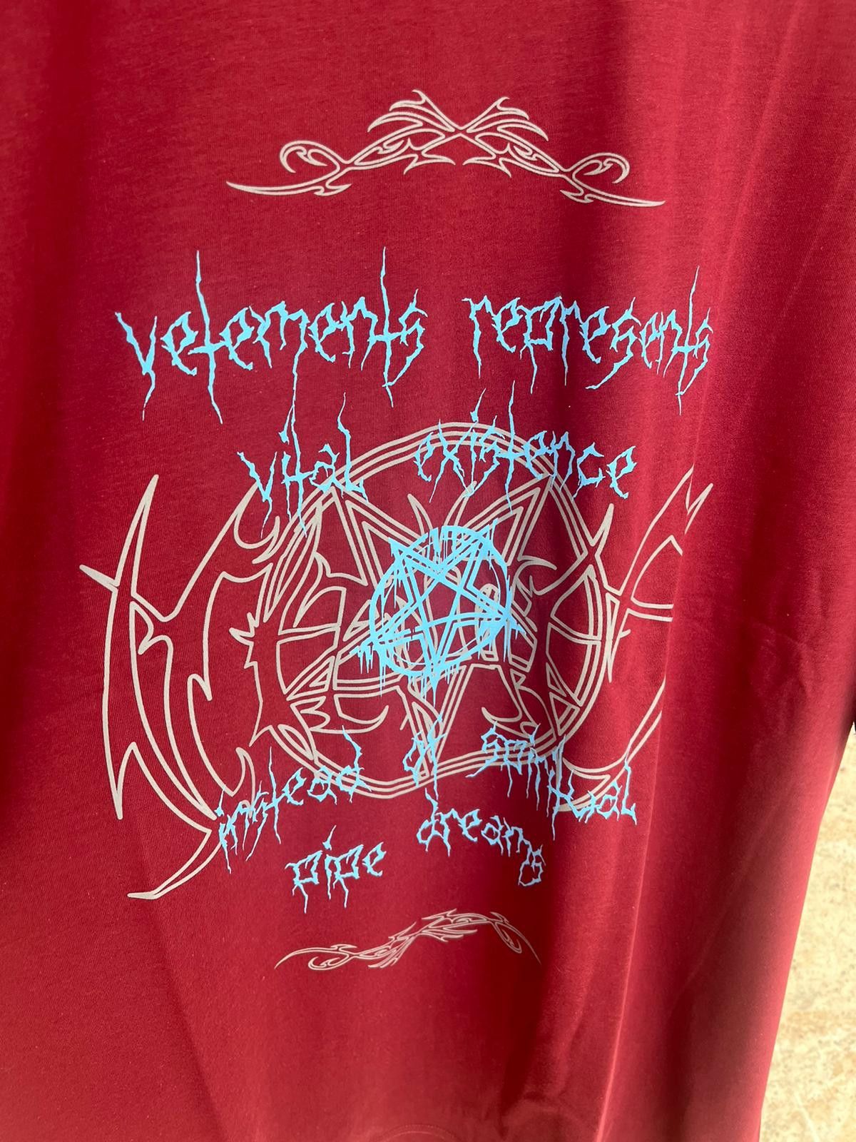 Vetements Vital Existence Logo T-Shirt SS in Bordeaux Size US S / EU 44-46 / 1 - 2 Thumbnail