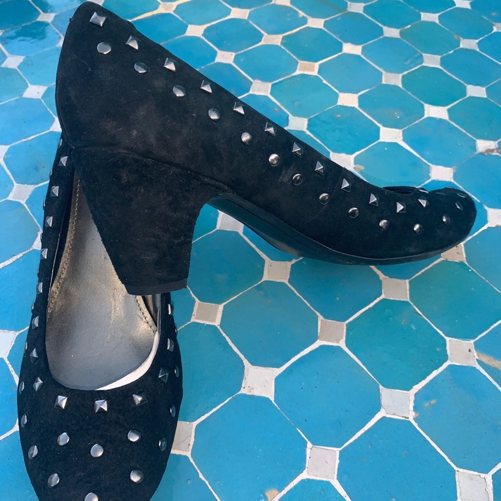 Kenneth Cole NEW KENNETH COLE STUDDED BLACK SUEDE LEATHER PUMPS Size US 8 / IT 38 - 5 Thumbnail